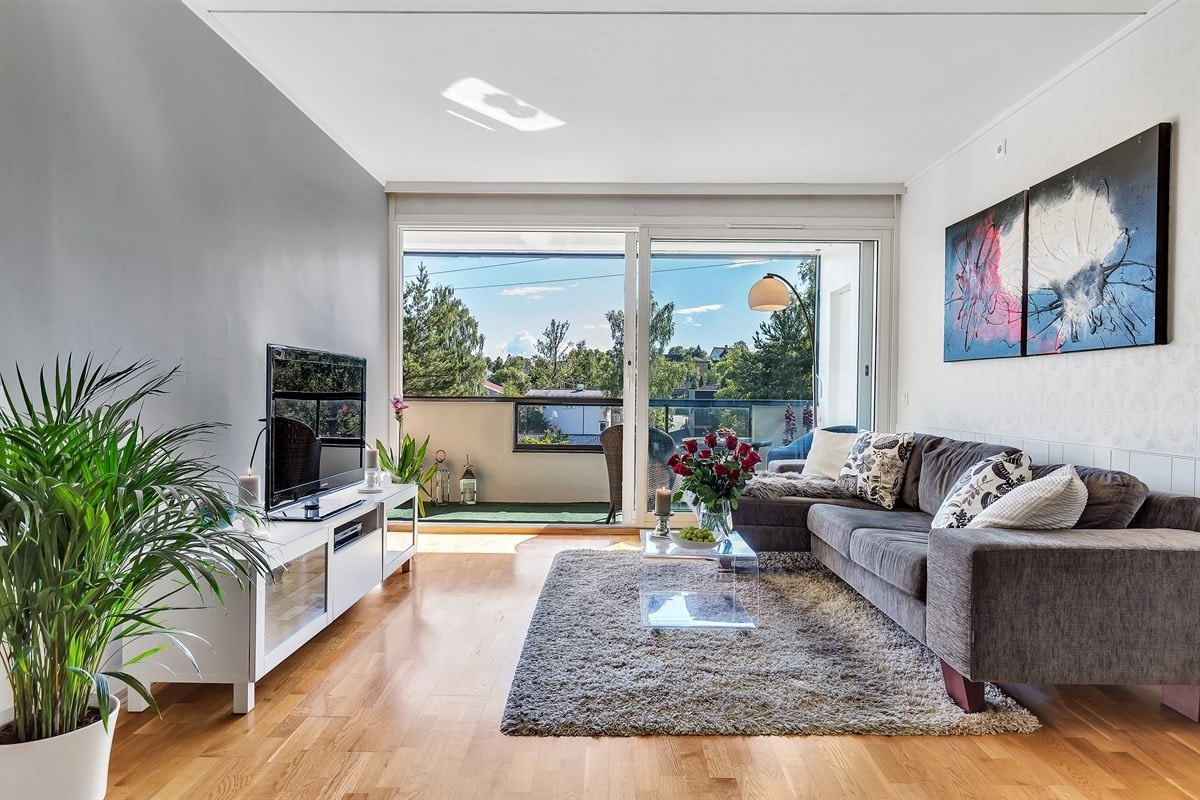 Stuen er lys, romslig og meget tiltalende med en tidsriktig og arealeffektiv åpen løsning mot kjøkkenet Galleribilde