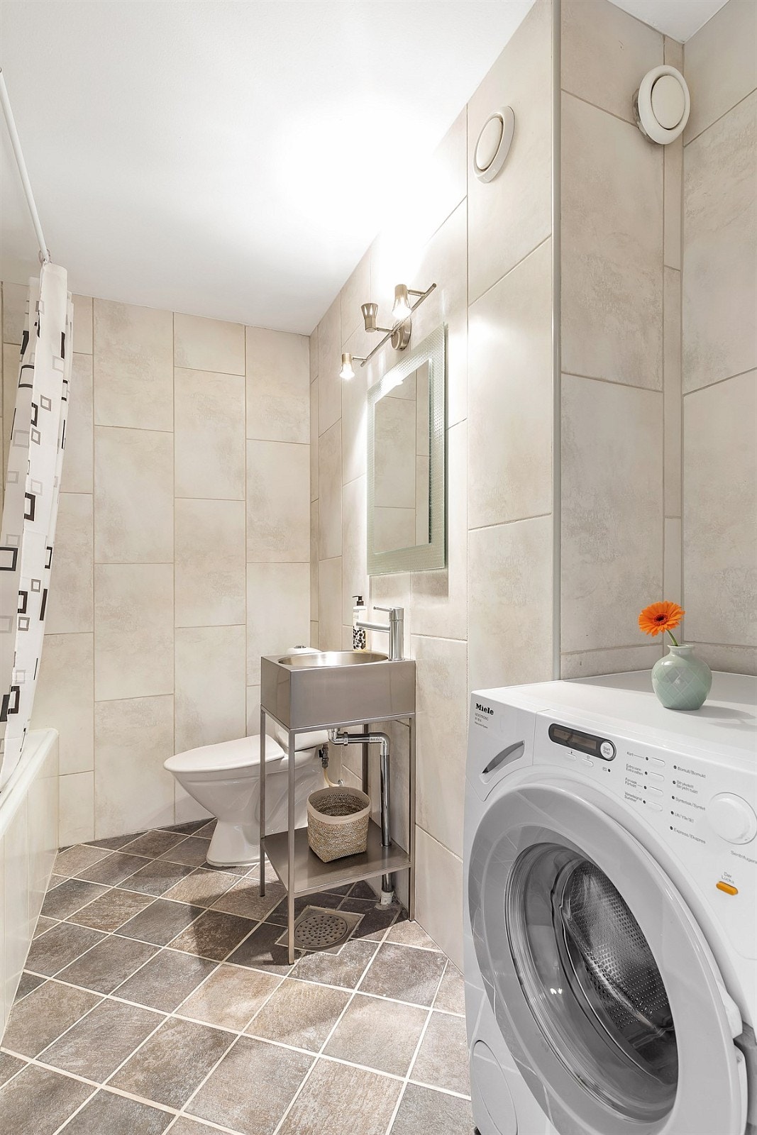 Det er opplegg for vaskemaskin på badet Galleribilde