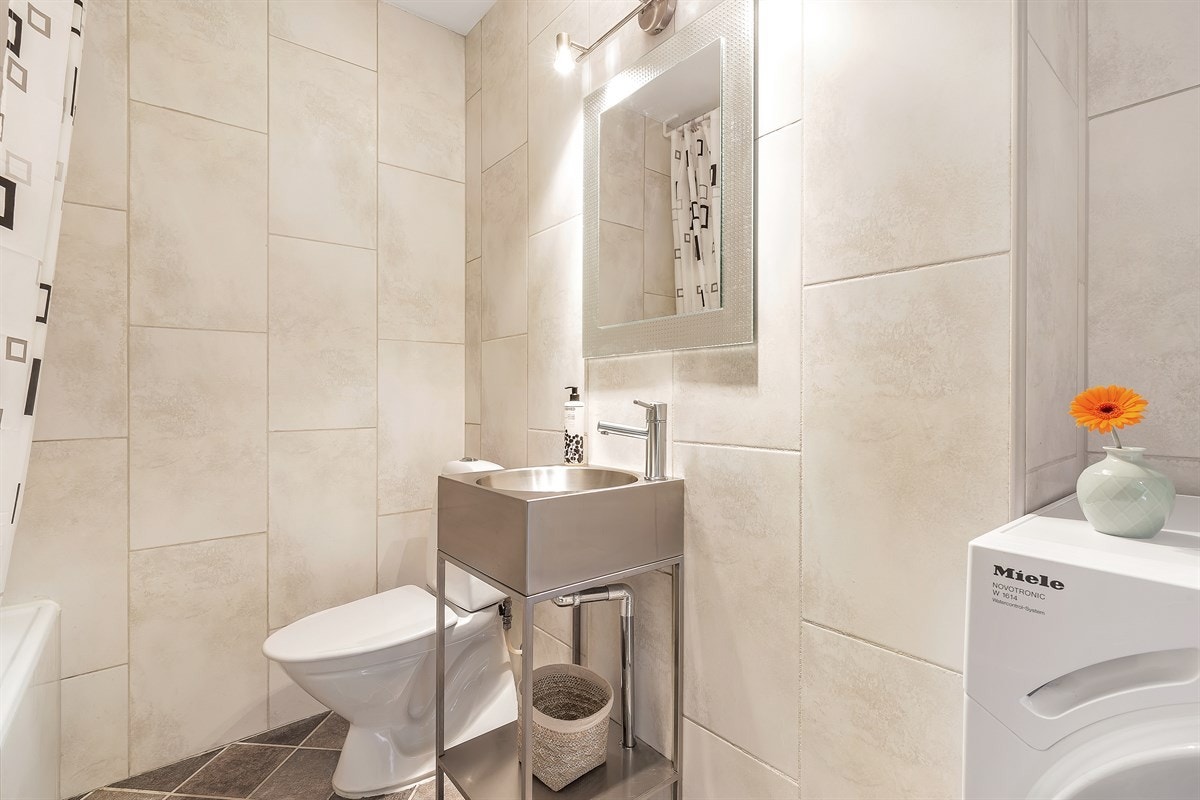 Badet er holdt i delikate farger og har en pen innredning Galleribilde