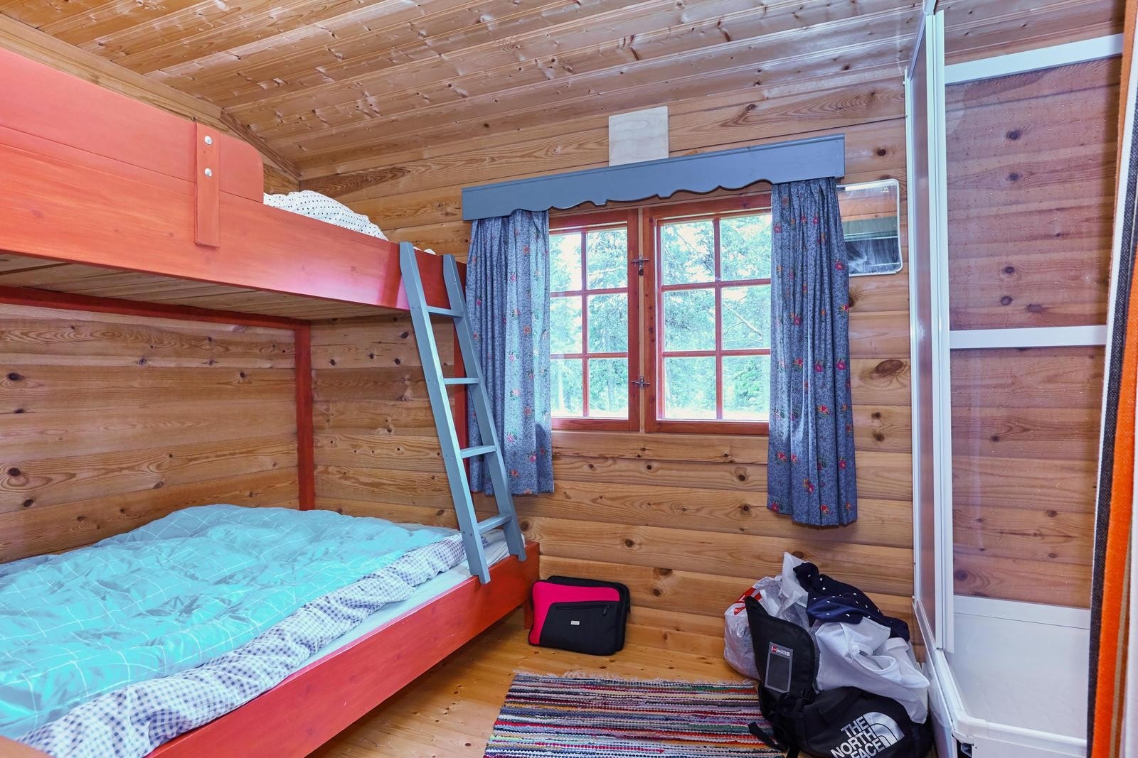 Soverom med dusjkabinett Galleribilde