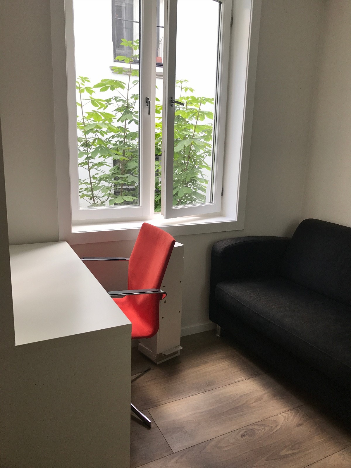 Rom#1, ca 5m2 + 2,9m2 hems Galleribilde