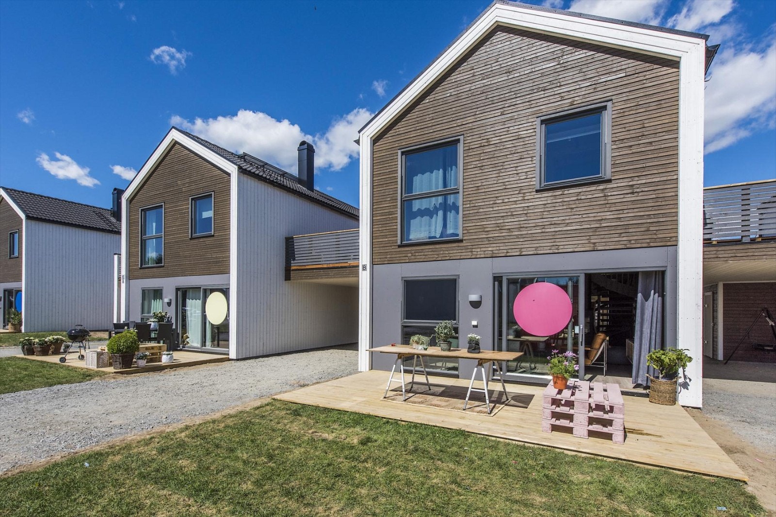 Fasade med terrasseplatting og tomt. Galleribilde