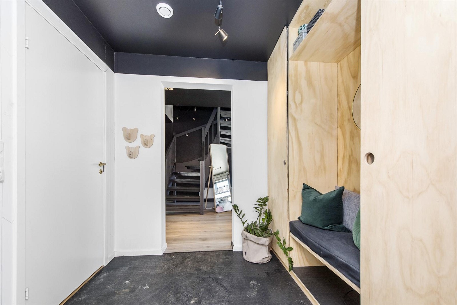 Innbydende entre som gir et godt førsteinntrykk av boligen. Galleribilde