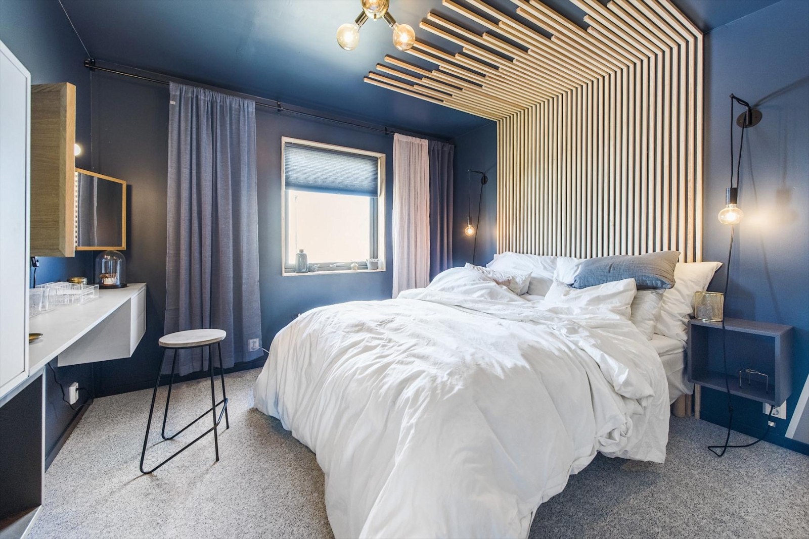 Soverom med sminkebord. Galleribilde