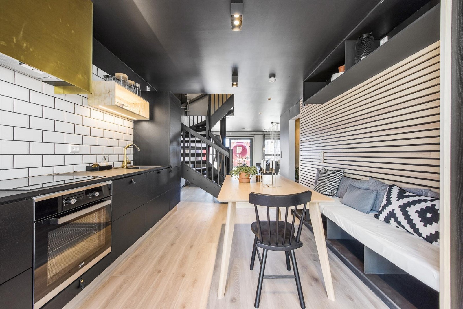 Spiseplass på kjøkkenet. Galleribilde