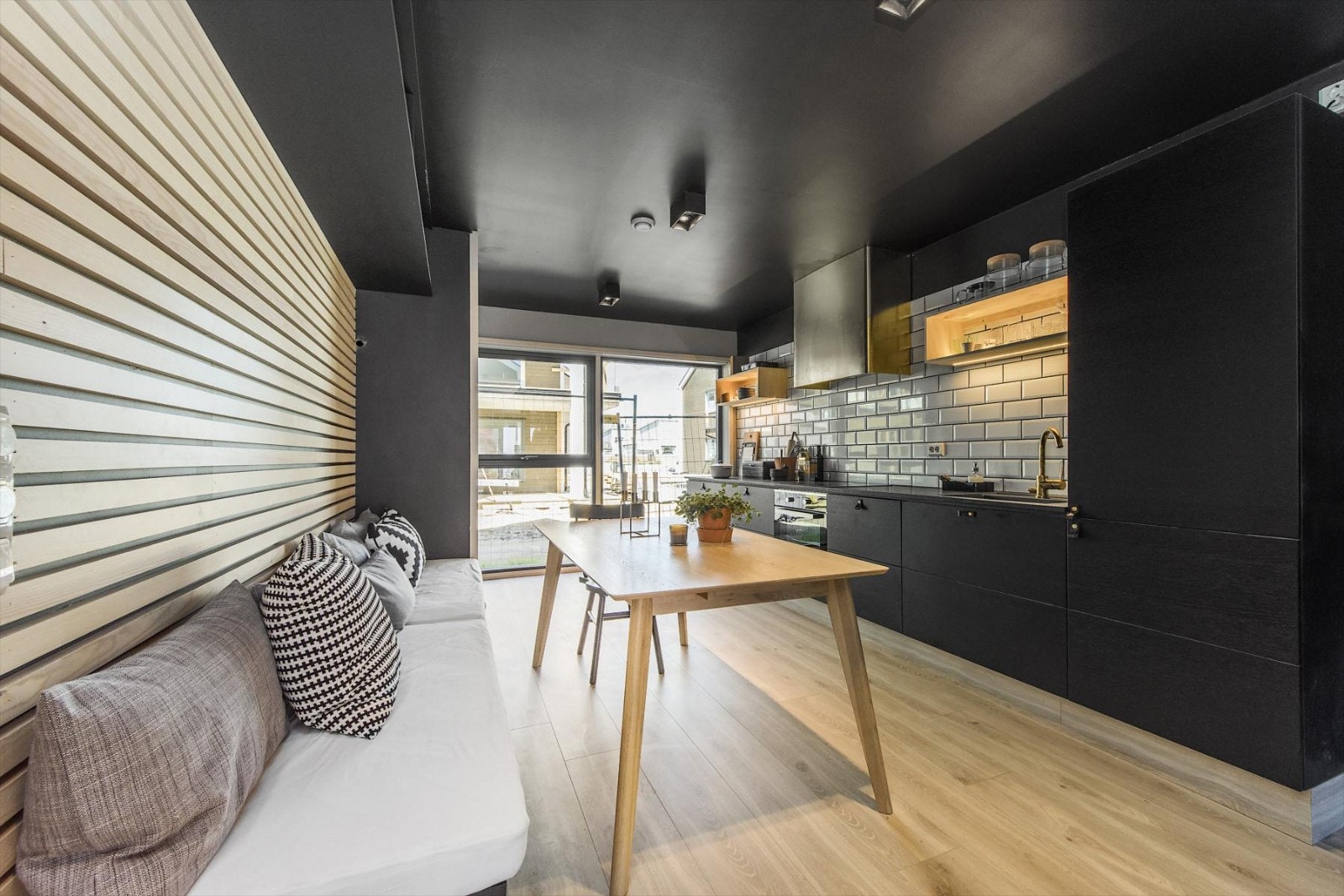 Ett stk. ett-greps blandebatteri på oppvaskbenk m/kran for oppvaskmaskin. Integrert kombinert kjøle-,/fryseskap, oppvaskmaskin, stekeovn og platetopp. Galleribilde