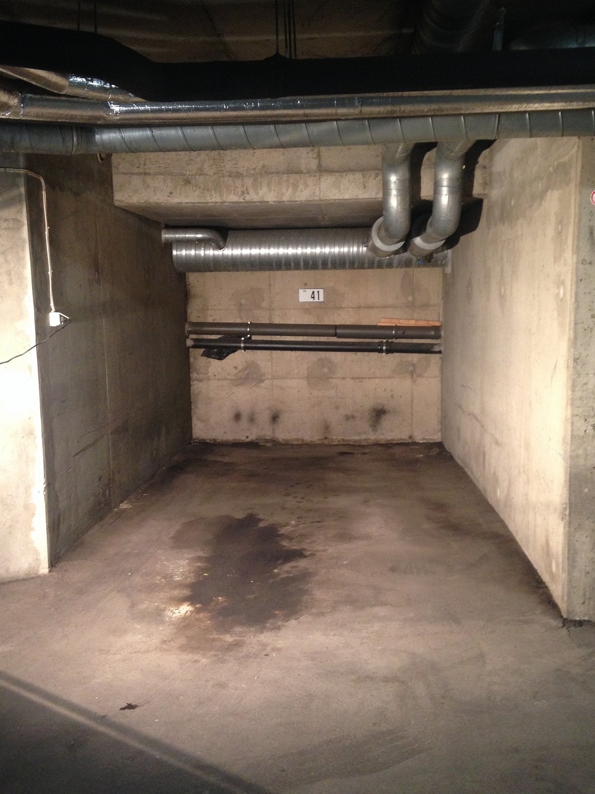 Romslig separert parkeringsplass Galleribilde