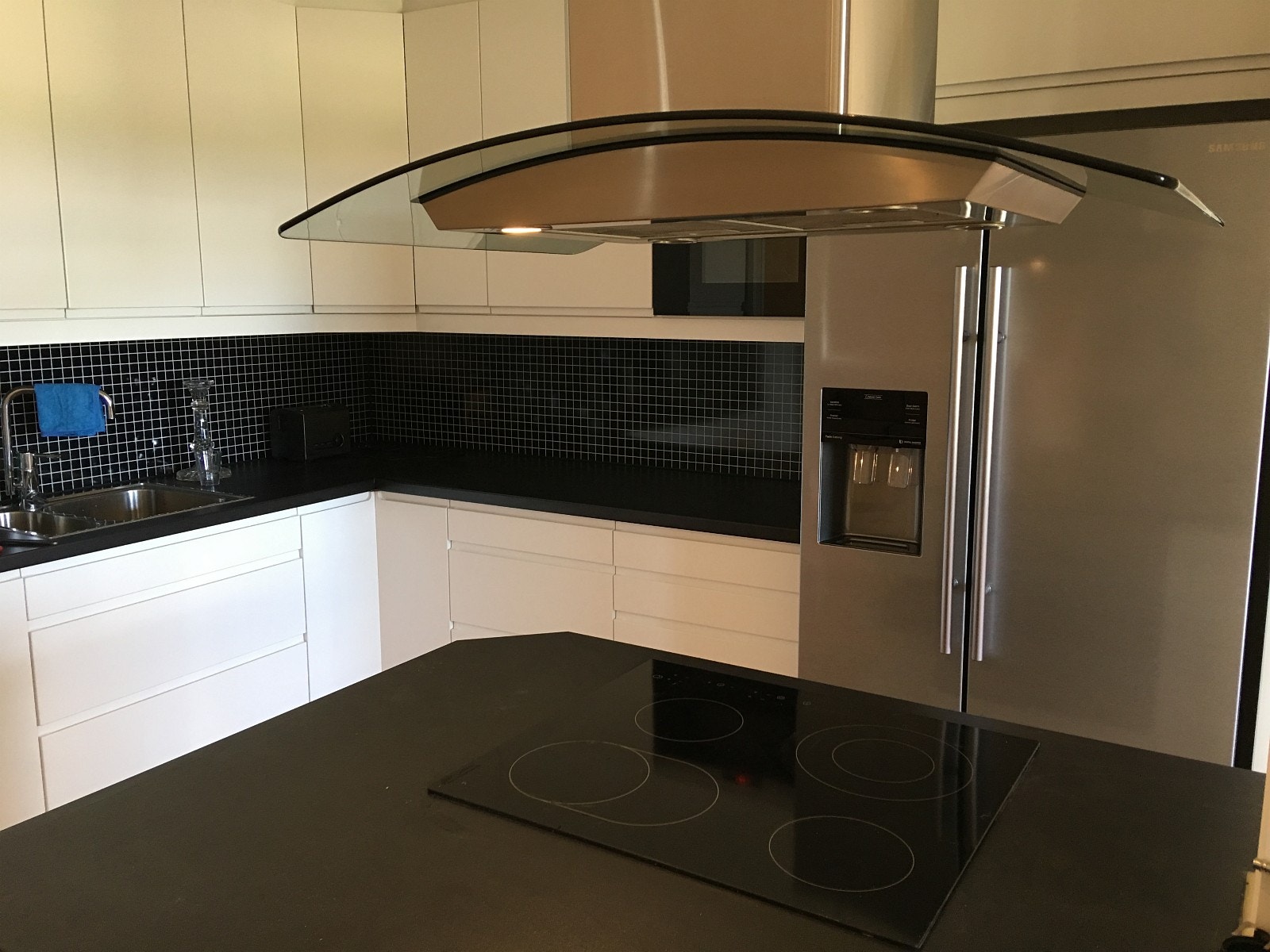 kjøleskap med vanndispenser og isbitmaskin! Galleribilde