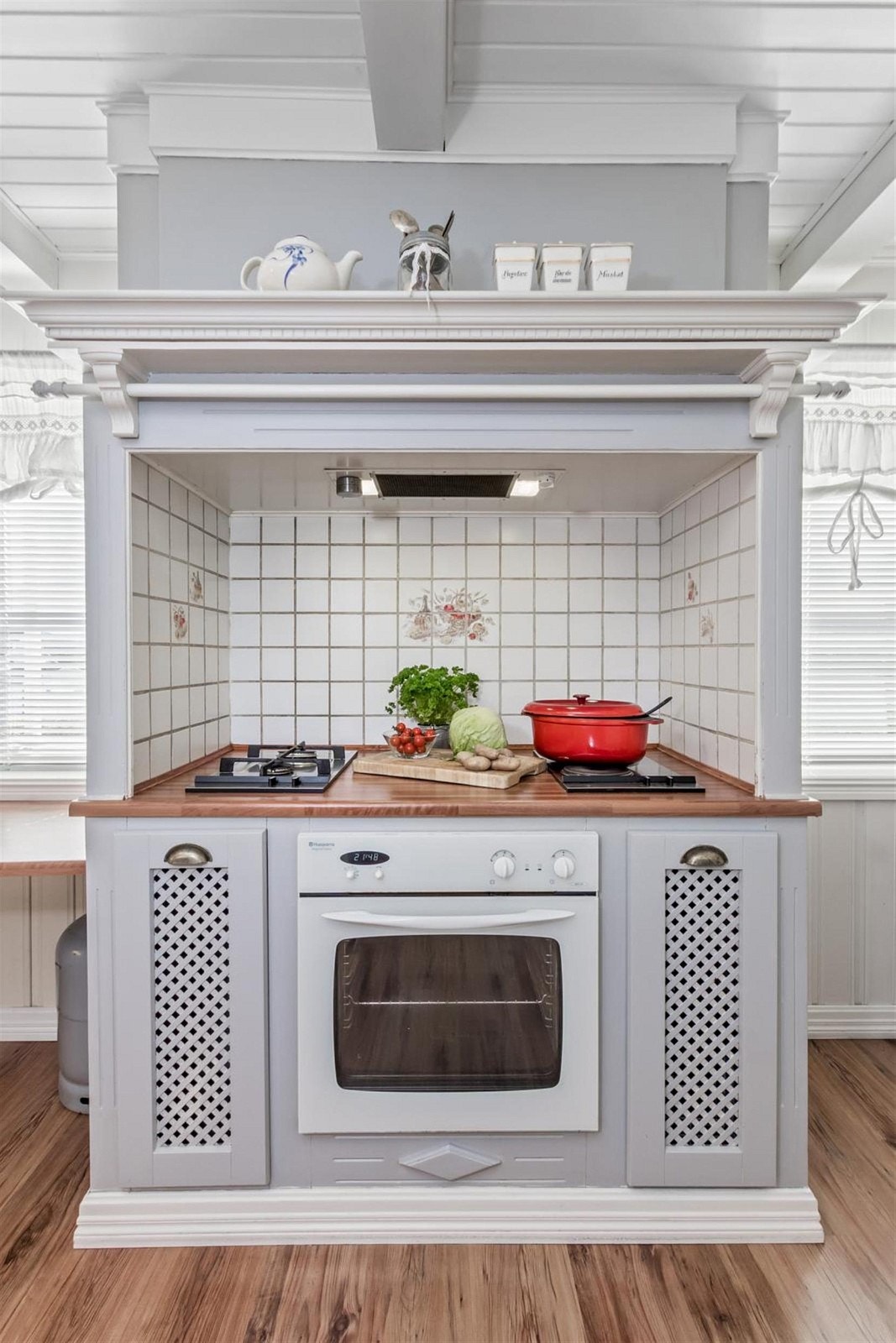 Kjøkkenet passer perfekt til boligen, og er fransk inspirert. Gassbluss, vanlig koketopp og stekeovn, noe som er en viktig kombinasjon for husets kokk. Galleribilde