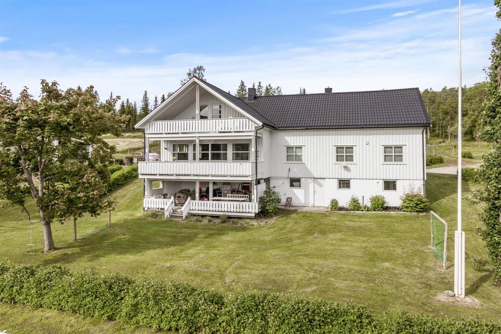 Mot fasade. Galleribilde