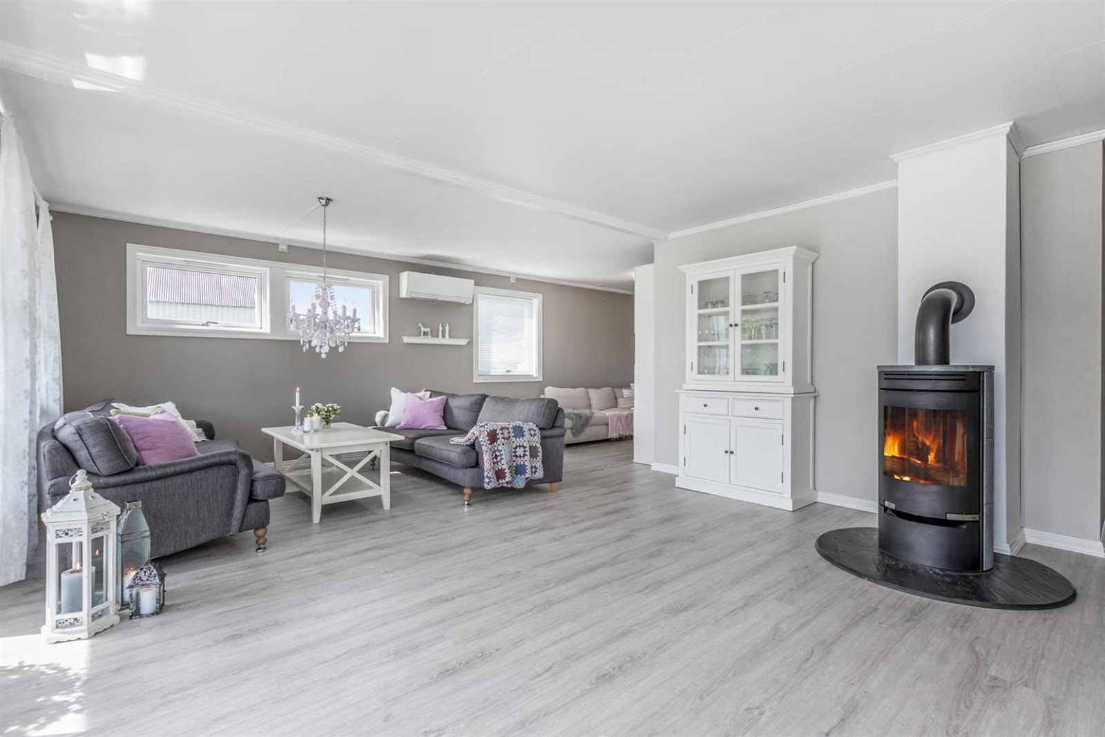 Både vedovn og varmepumpe i boligen. Galleribilde