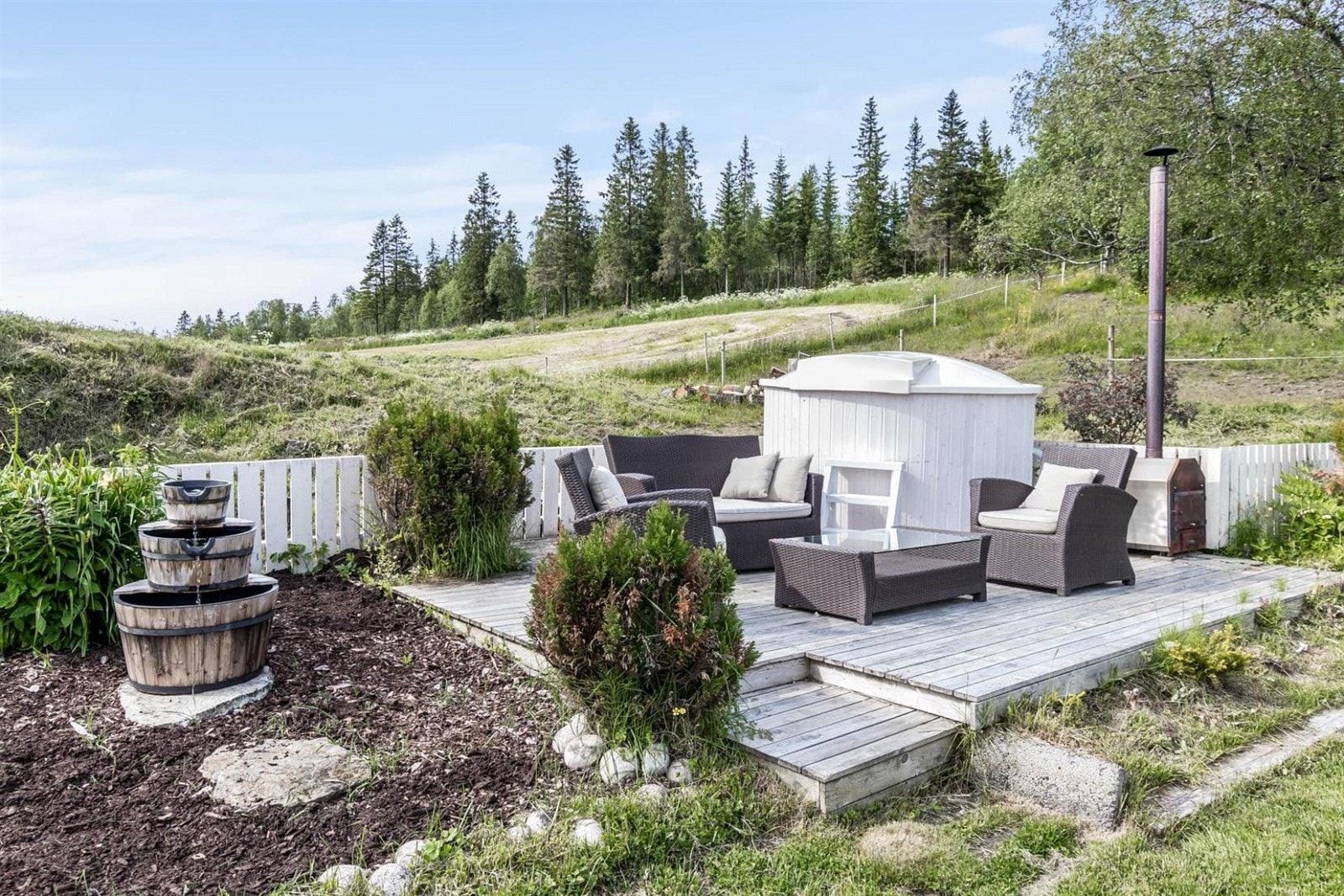 Platting bygd i hagen, noe som gir svært gode muligheter til å nyte lange, varme sommerdager. Galleribilde