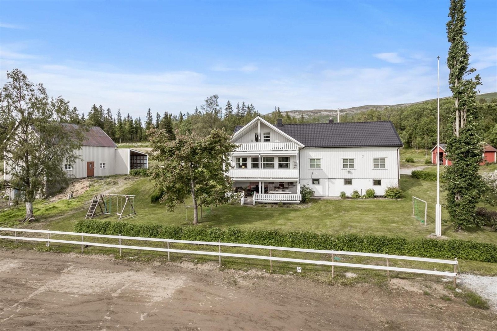 Mot eiendommen. Galleribilde