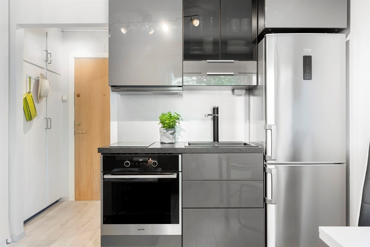 Lekkert kjøkken med design kran. Galleribilde