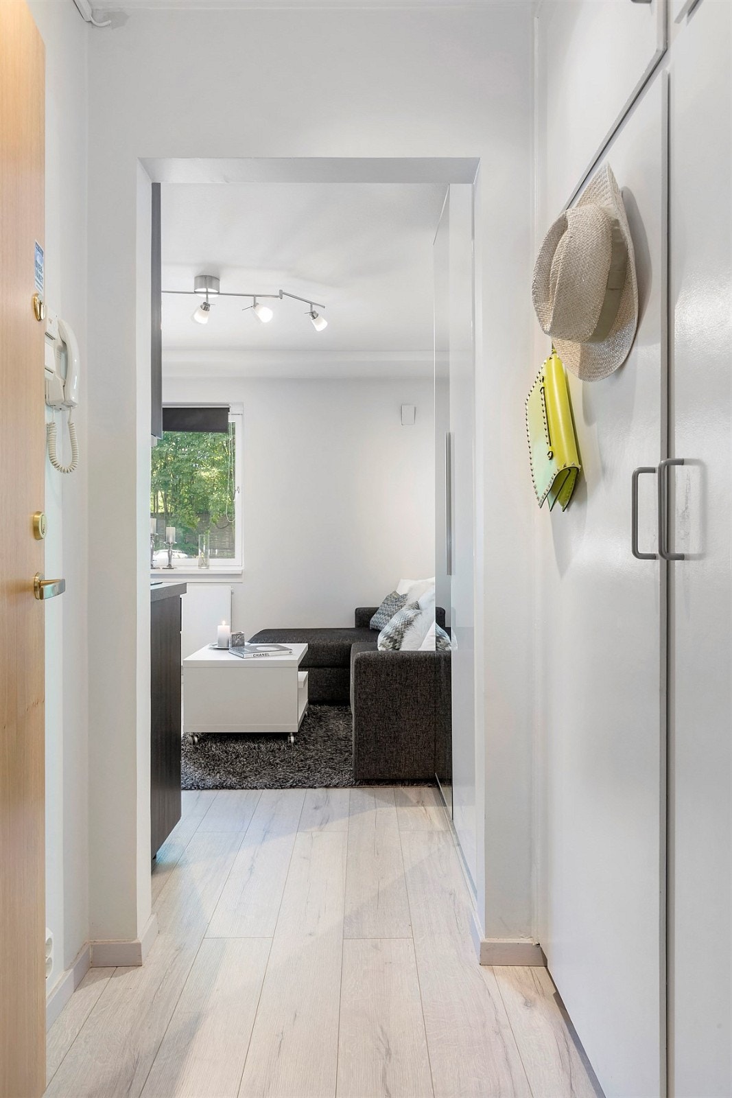 Enté/gang med garderobeløsning. Galleribilde