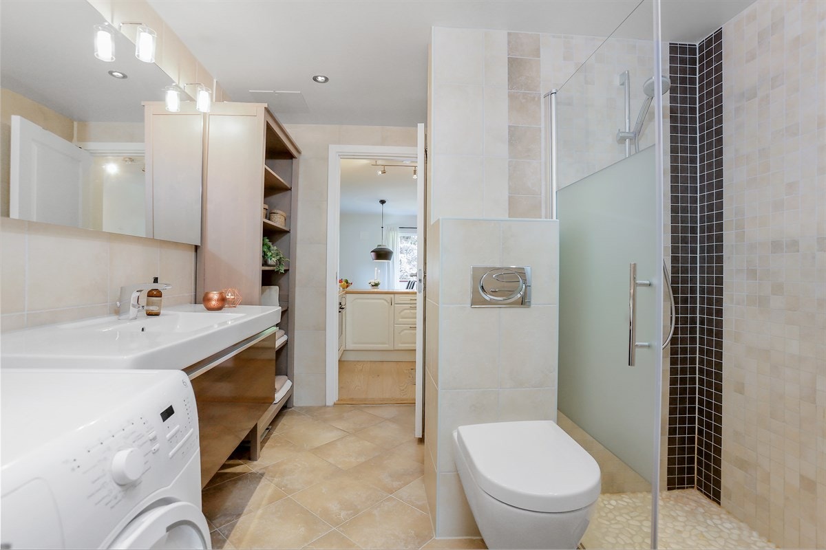 Hovedbadet ble pusset opp 2011/2012 -Merk den store dusjnisjen Galleribilde