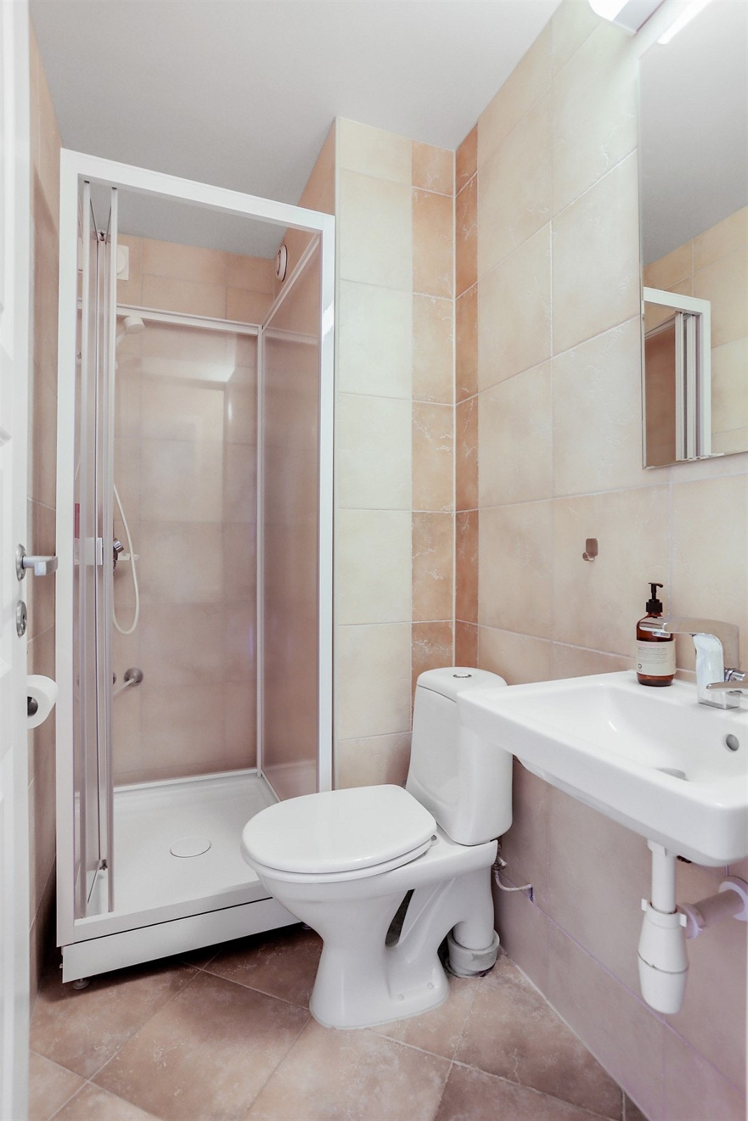 Flislagt bad nr. 2 med dusjnisje og gjestetoalett Galleribilde