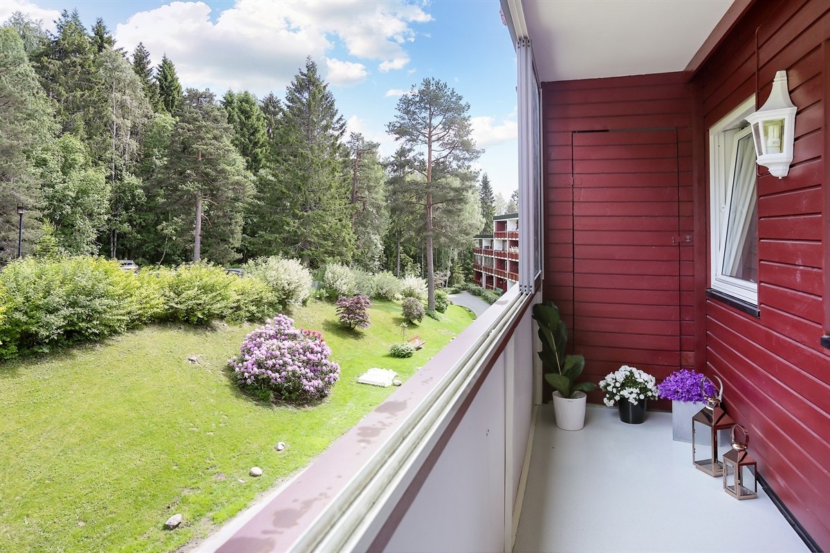 Fra kjøkkenet har du innglasset terrasse på ca 7 kvm. Vinduene er skyvbare som gjør at terrassen kan brukes året rundt Galleribilde