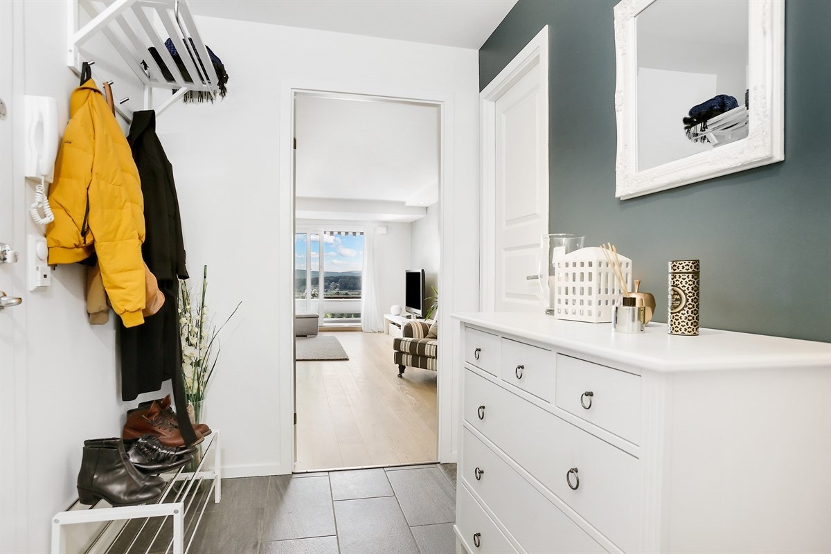 Innbydende flislagt gang/entre Galleribilde