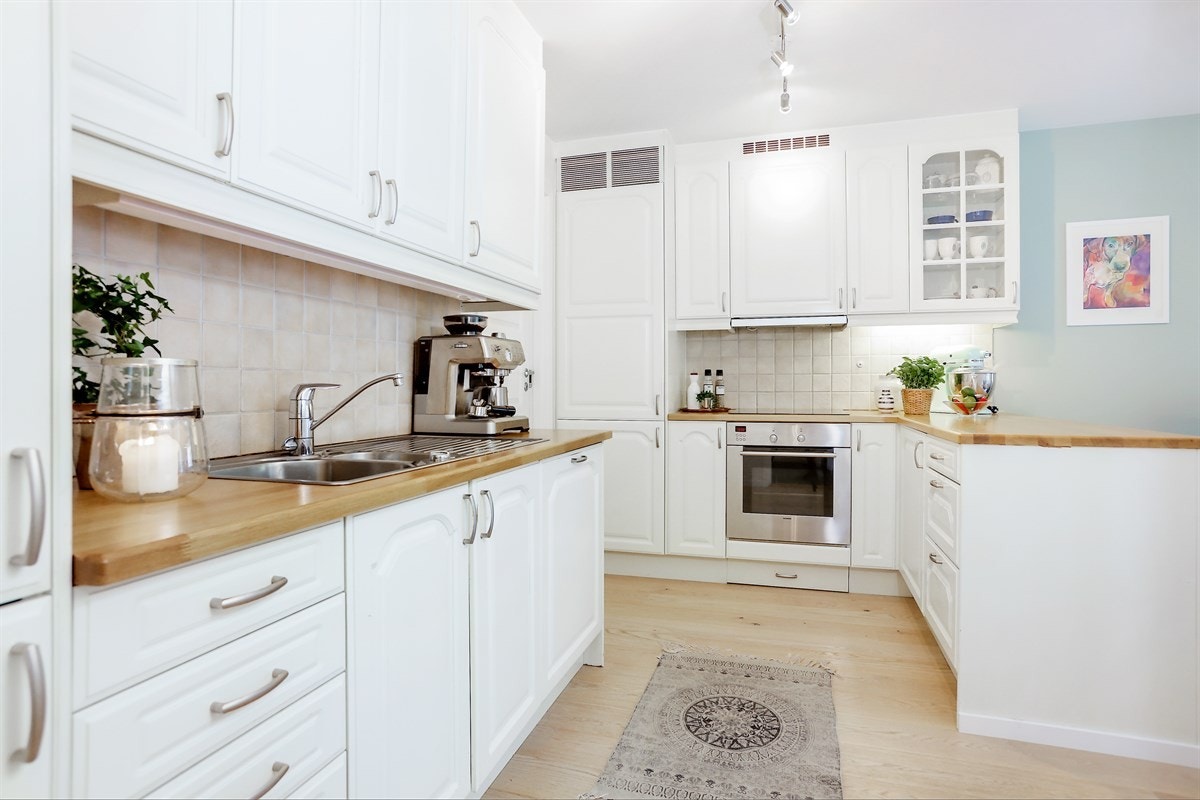 Kjøkkeninnredning fra 2005 - Stilrent og klassisk design og godt med skapplass Galleribilde