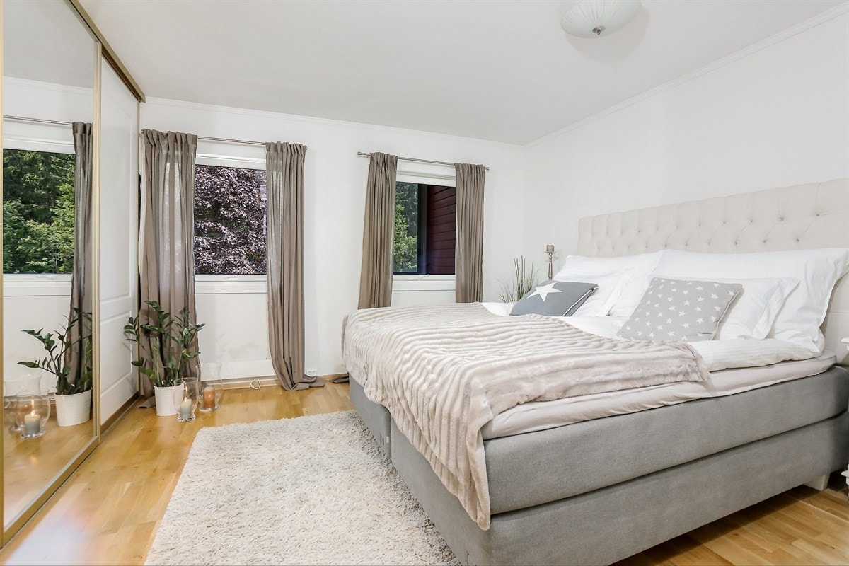 Hovedsoverom med praktisk speil skyvedørsgarderobe Galleribilde