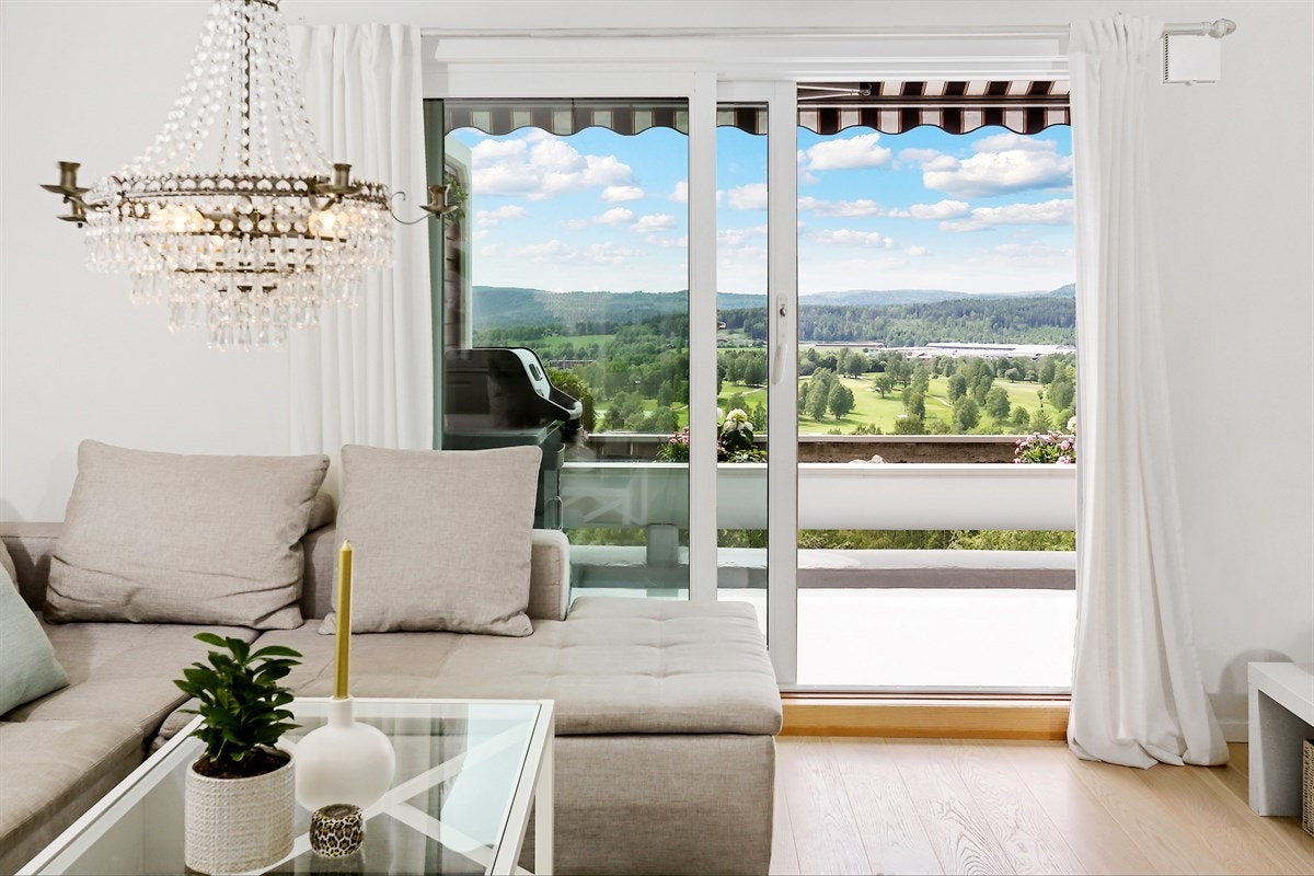 Store vindusflater bidrar til et godt lys i leiligheten Galleribilde