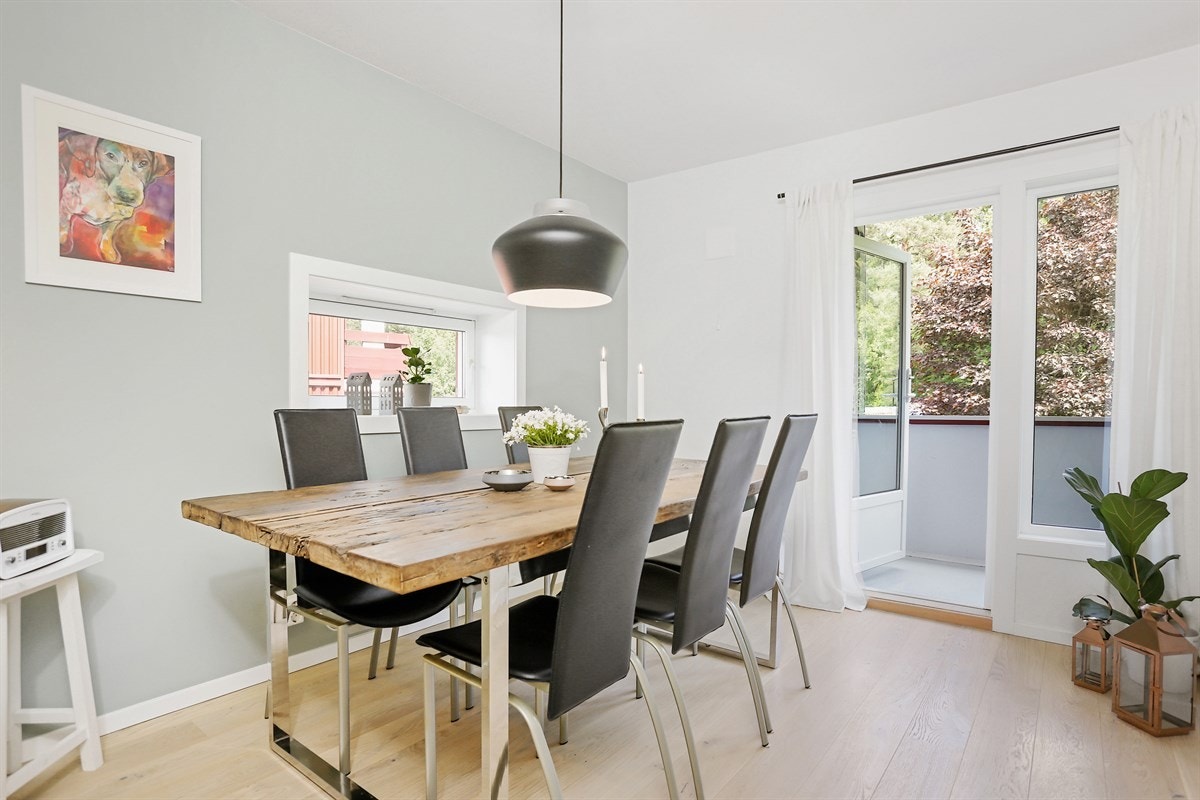 Hyggelig spiseavdeling på det åpne kjøkkenet Galleribilde