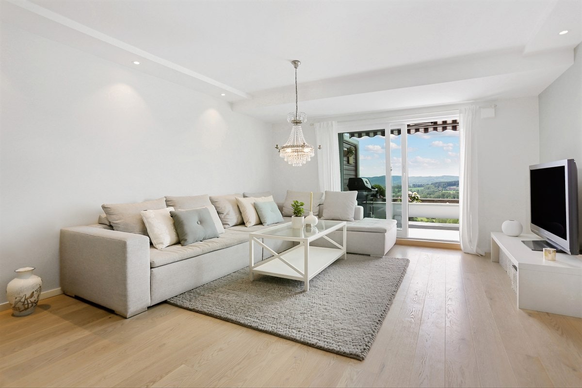 Lys og innbydende stue med utgang til romslig terrasse med fantastiske sol -/ og utsiktsforhold Galleribilde