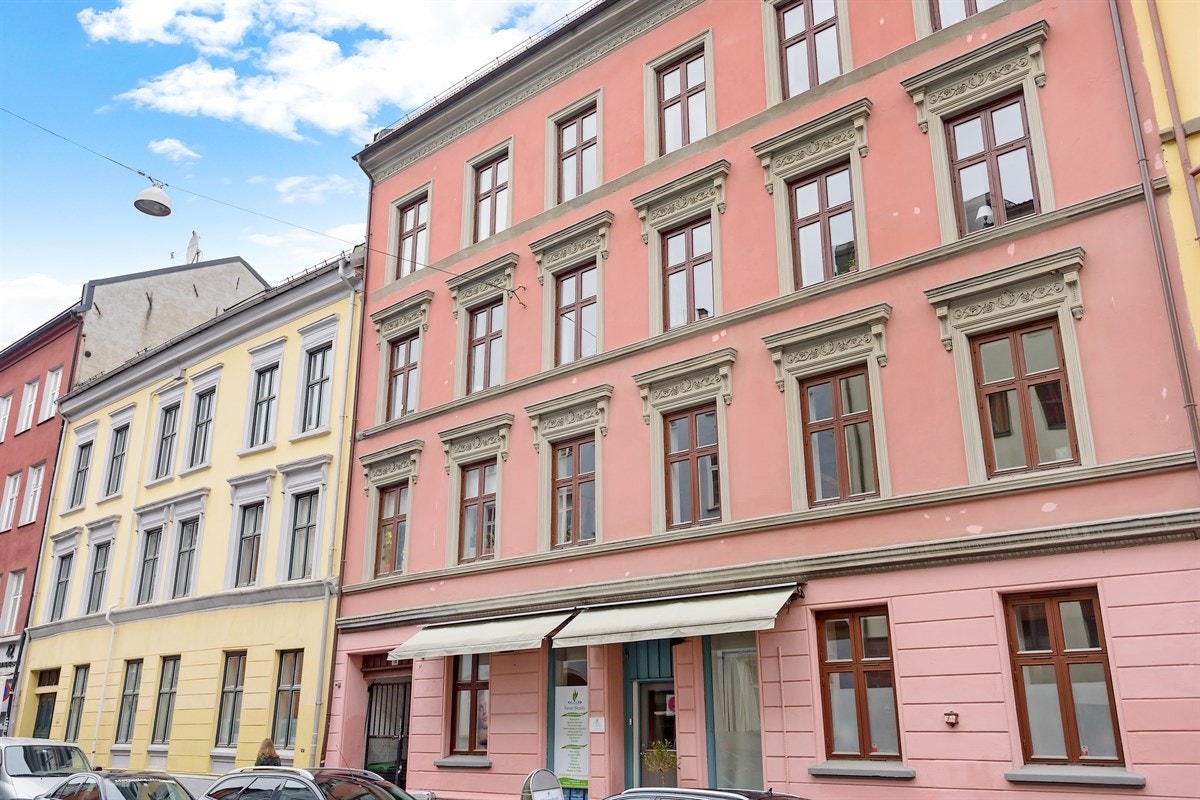 Gården vender mot blindvei og bakgård - en fin kombinasjon Galleribilde
