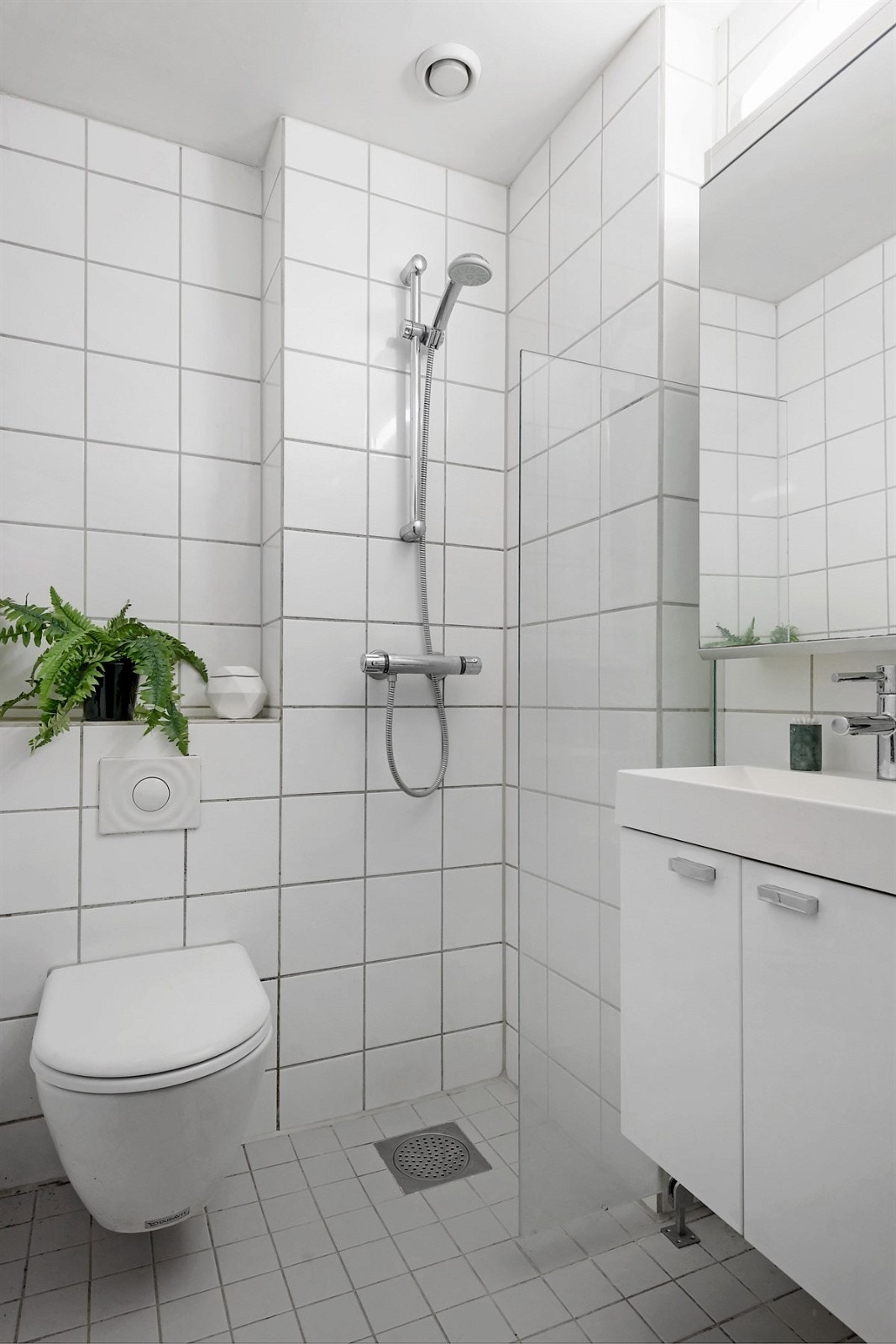 Praktisk og pent flislagt bad Galleribilde