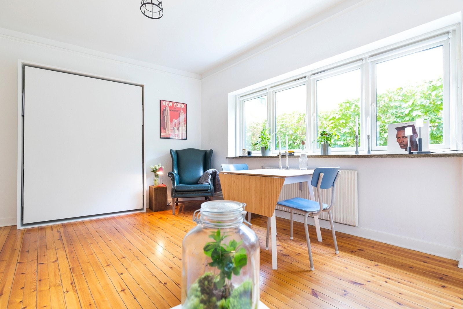 Når sengen slås opp man en romslig og velfungerende stue Galleribilde