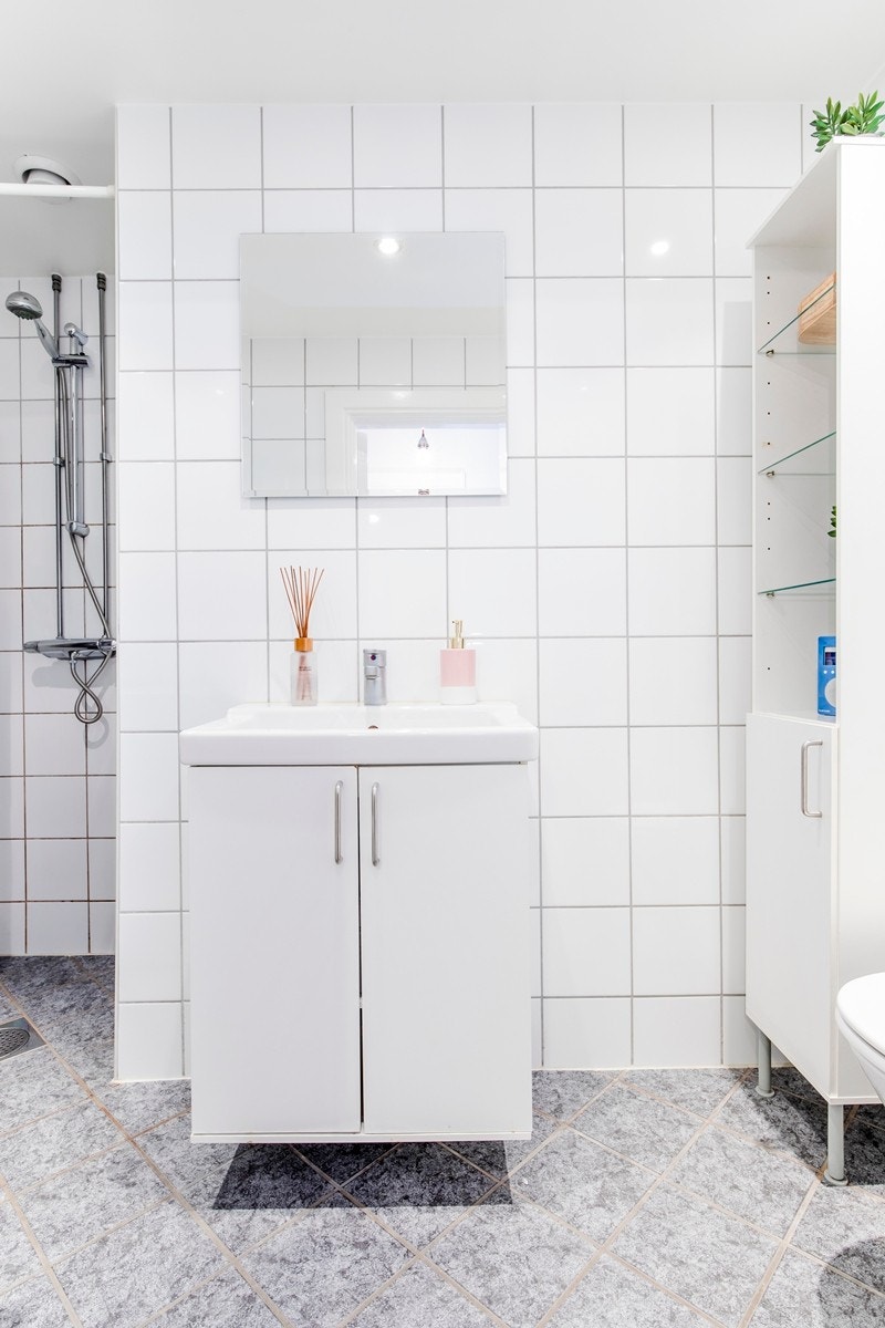 Delikat flislagt bad fra 2005 som er pusset opp i regi av akjselaget. Varmekabler i gulv og downlights belysning i tak. Galleribilde