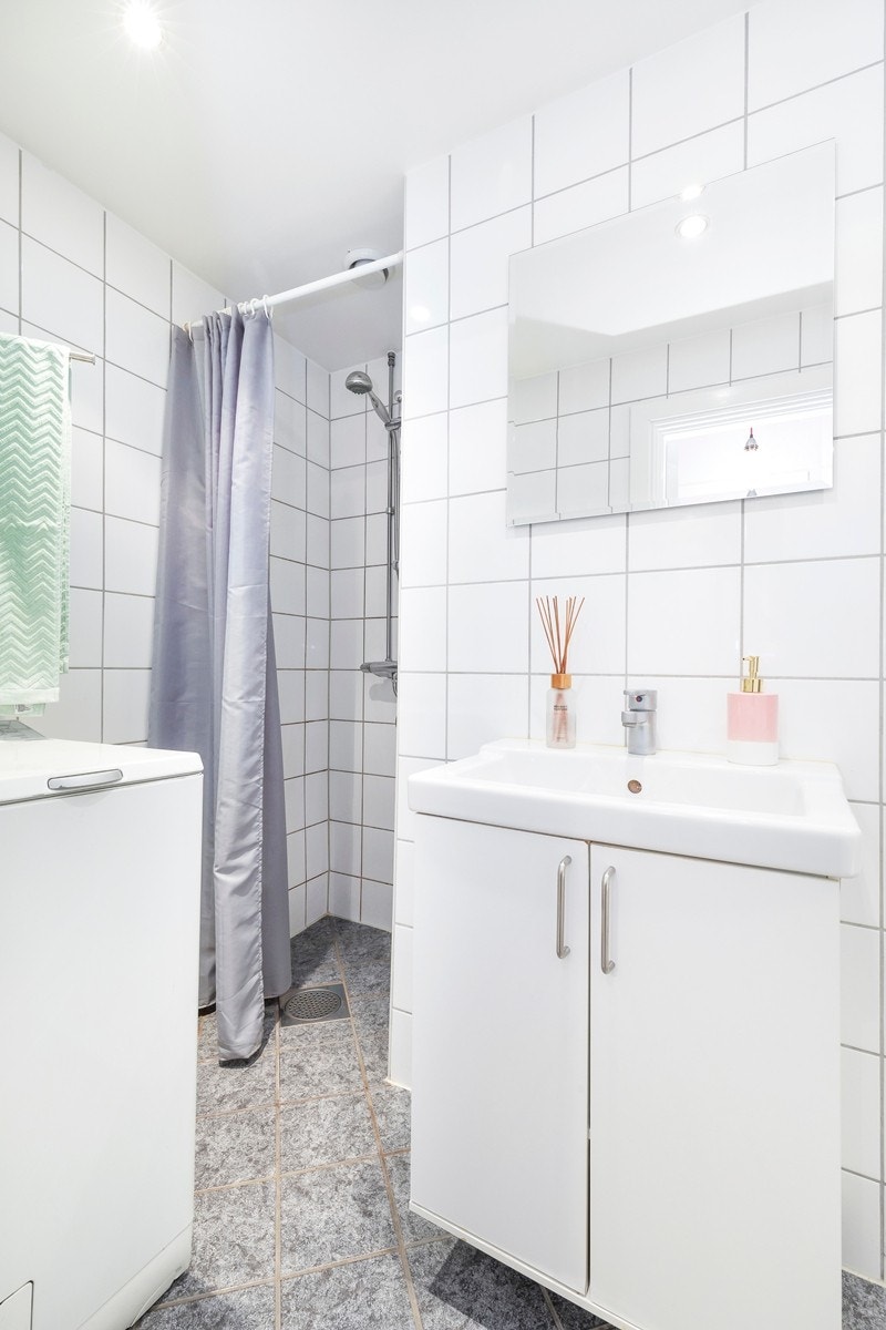 Badet er utstyrt med opplegg for vaskemaskin. Det er i tillegg fellesvaskeri i kjeller. Galleribilde