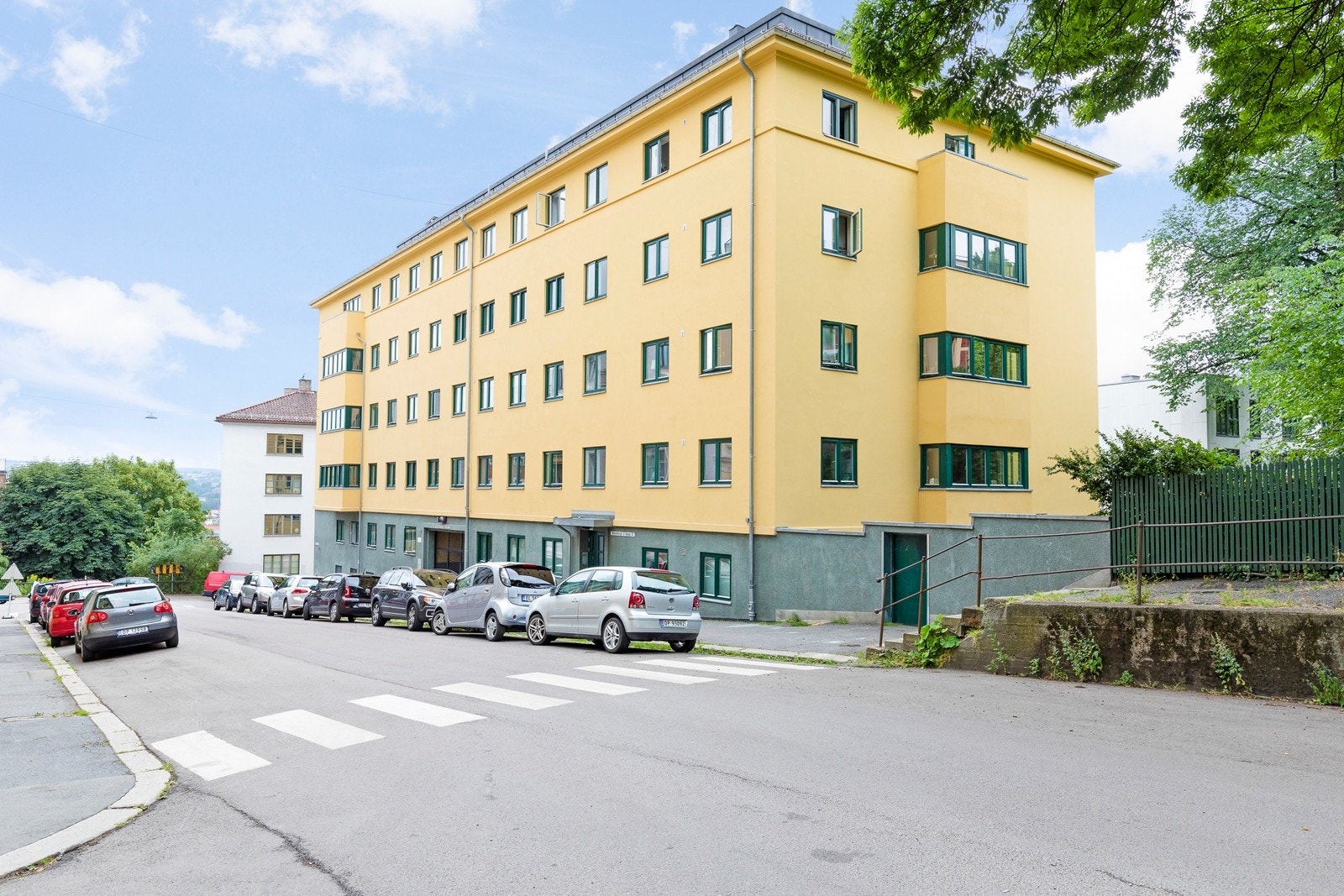 Stilig funkisgård fra 1936 med attraktiv og tilbaketrukket beliggenhet med St.Hanshaugparken et steinkast unna. Galleribilde