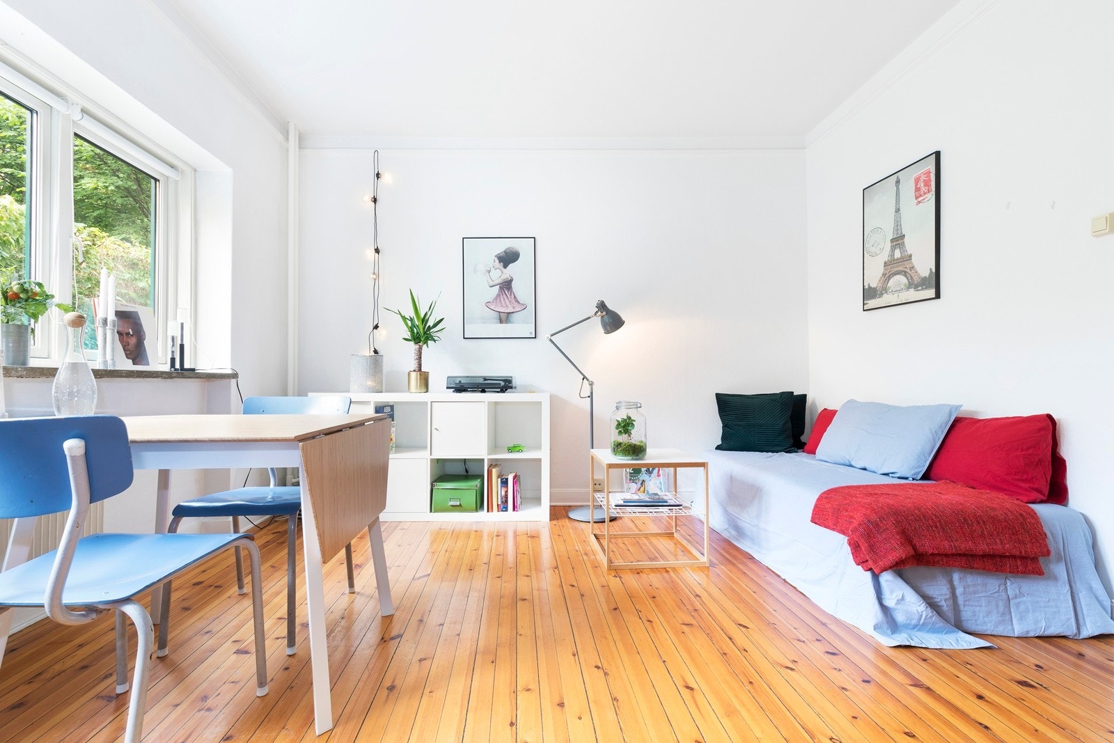 Stuen er romslig med god plass for både sofa, spisebord og seng Galleribilde