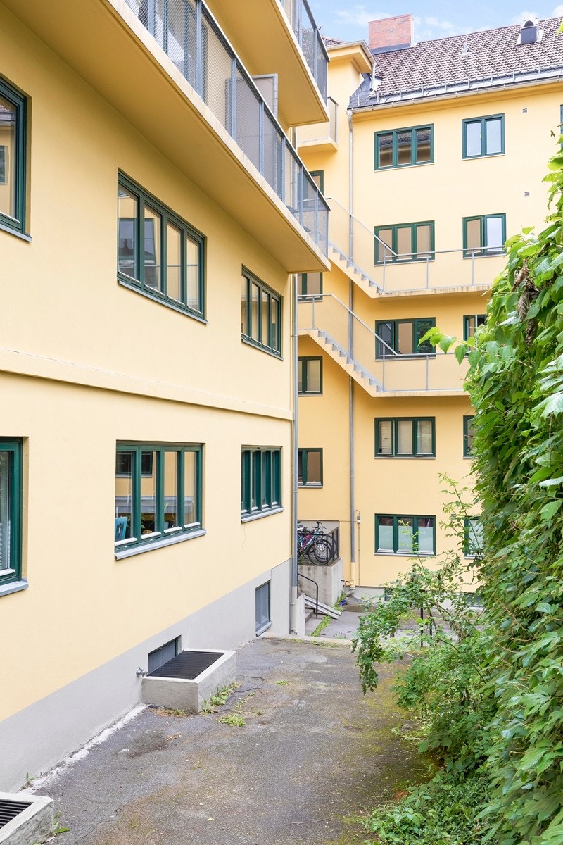 Med beliggenhet i høy 1.etg mot indre gårdsrom har leiligheten en skjermet beliggenhet og er godt skjermet for støy og sjenanse. Galleribilde