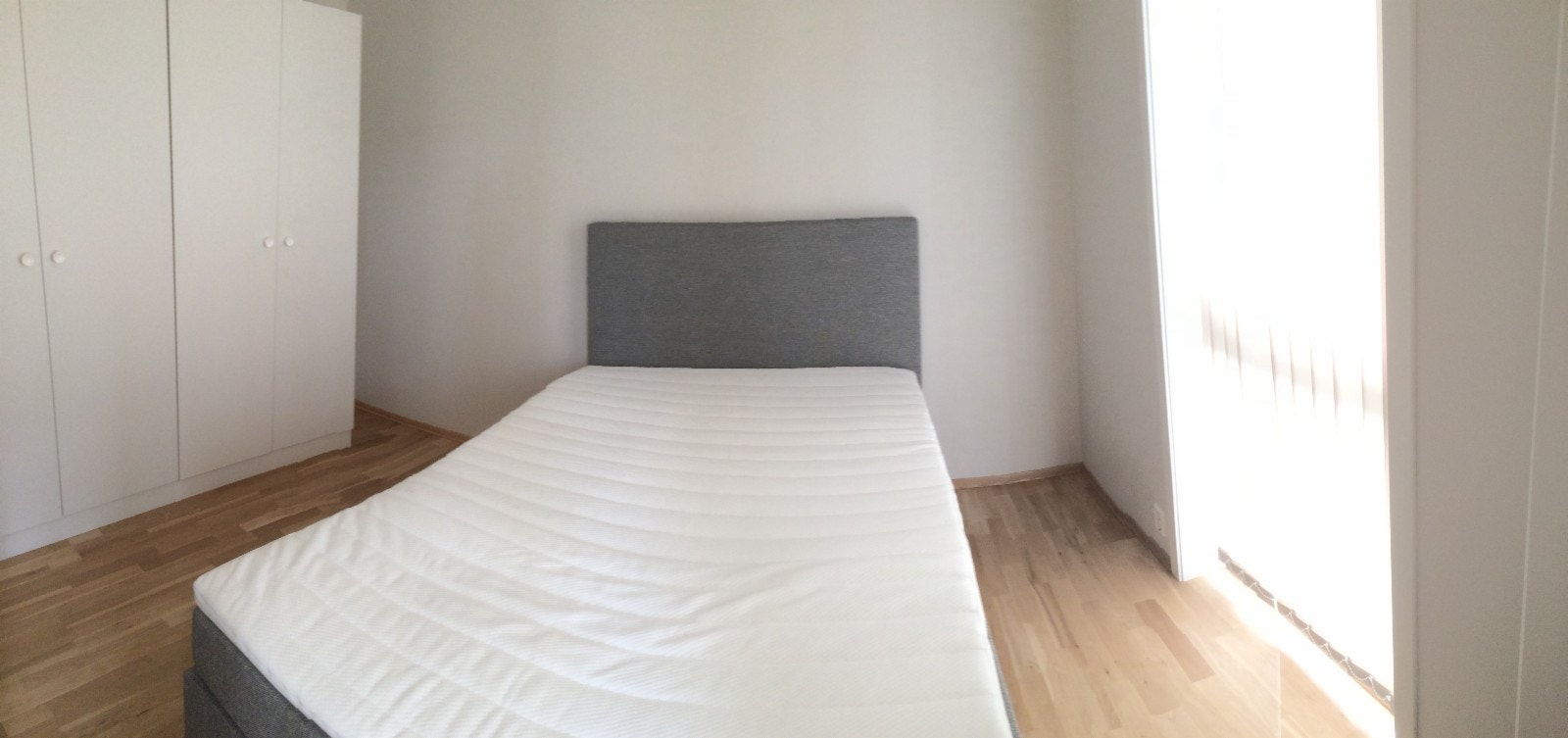 Soverom med to store kleskåp. To nattbord er på plass i tillegg. Galleribilde