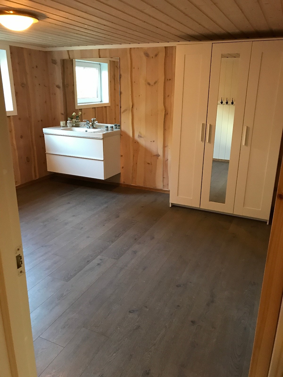 Rom 7: kr 5000 rommet har egen baderomsinnredning og vann Galleribilde