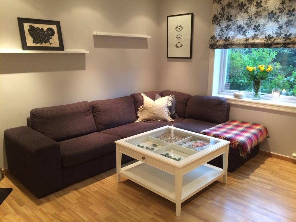Komfortabel sofa med sjeselong Galleribilde