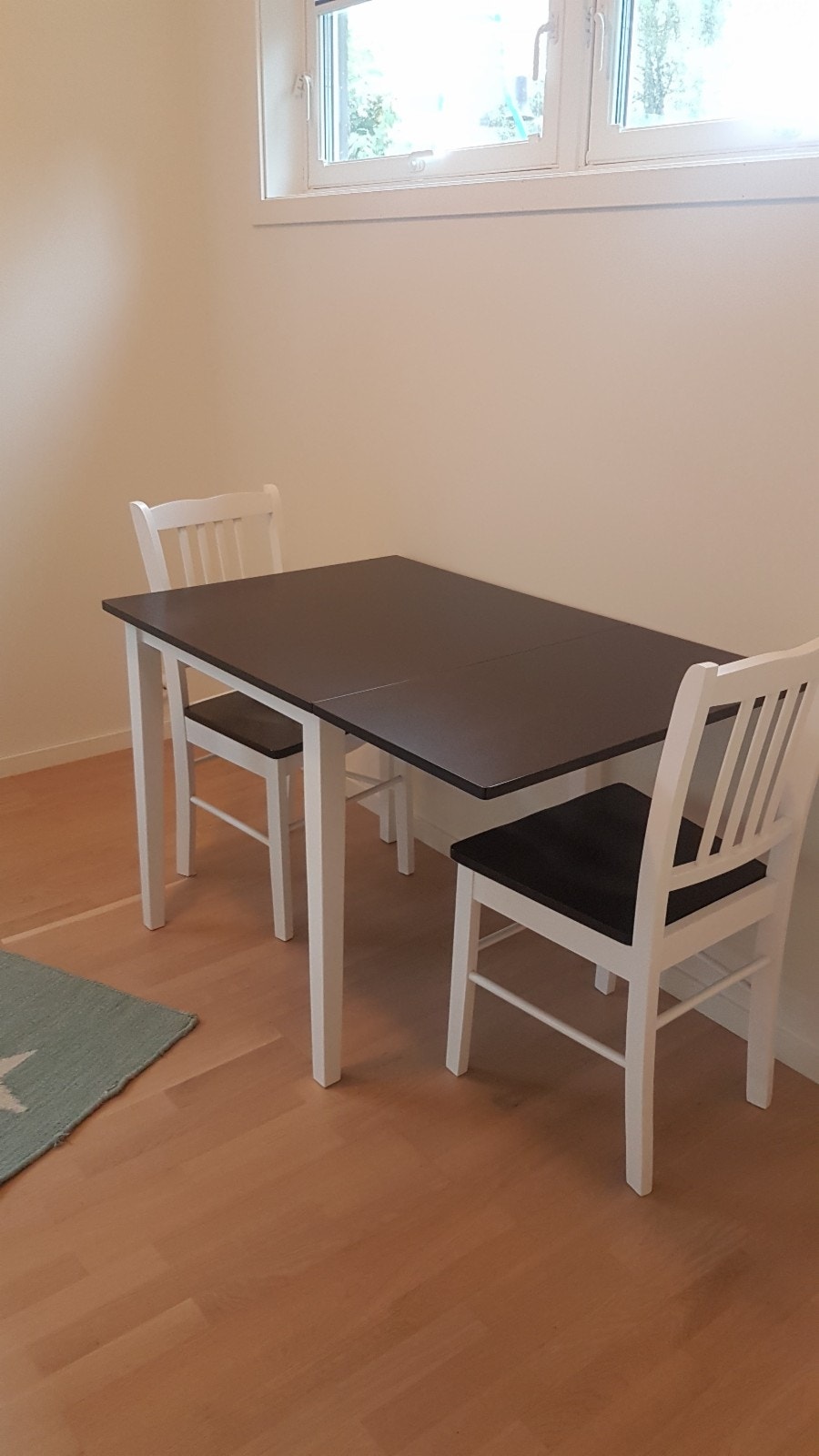 Spisebord og to stoler Galleribilde