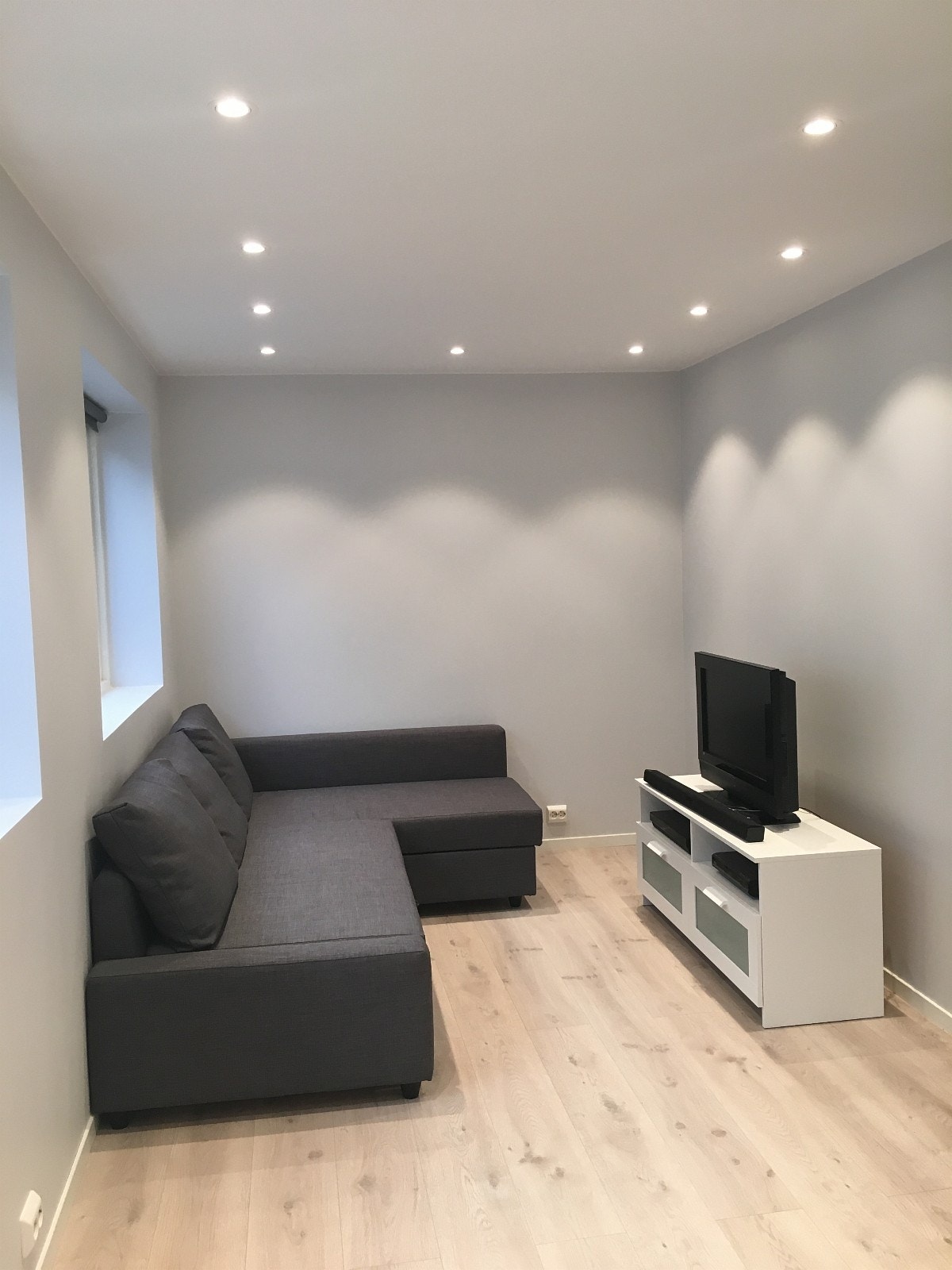 Stue m/sovesofa og god lagring til sengetøy. Galleribilde