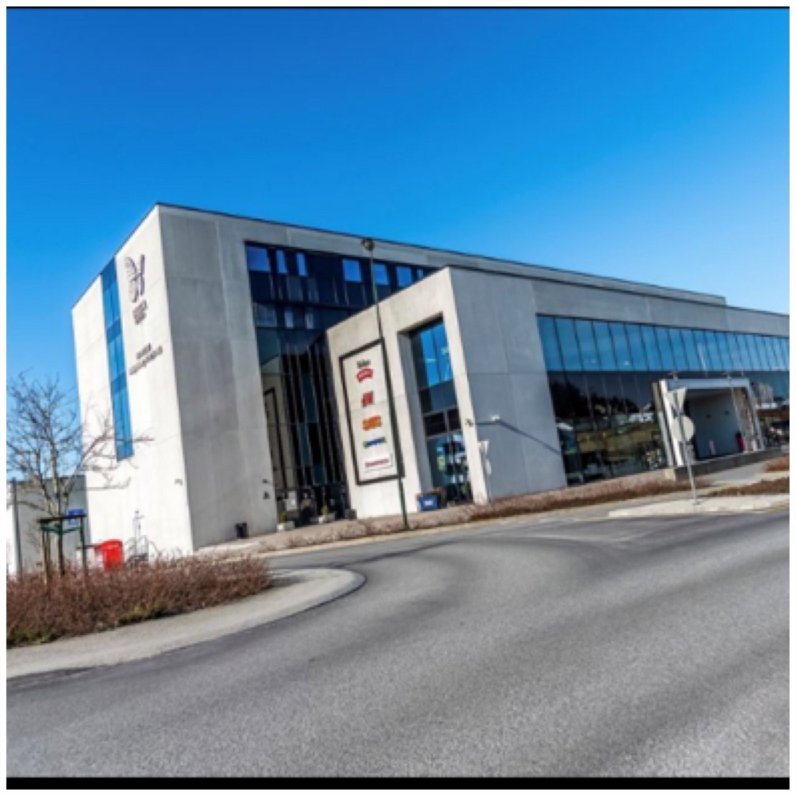 Tastasenteret rett over veien. Galleribilde