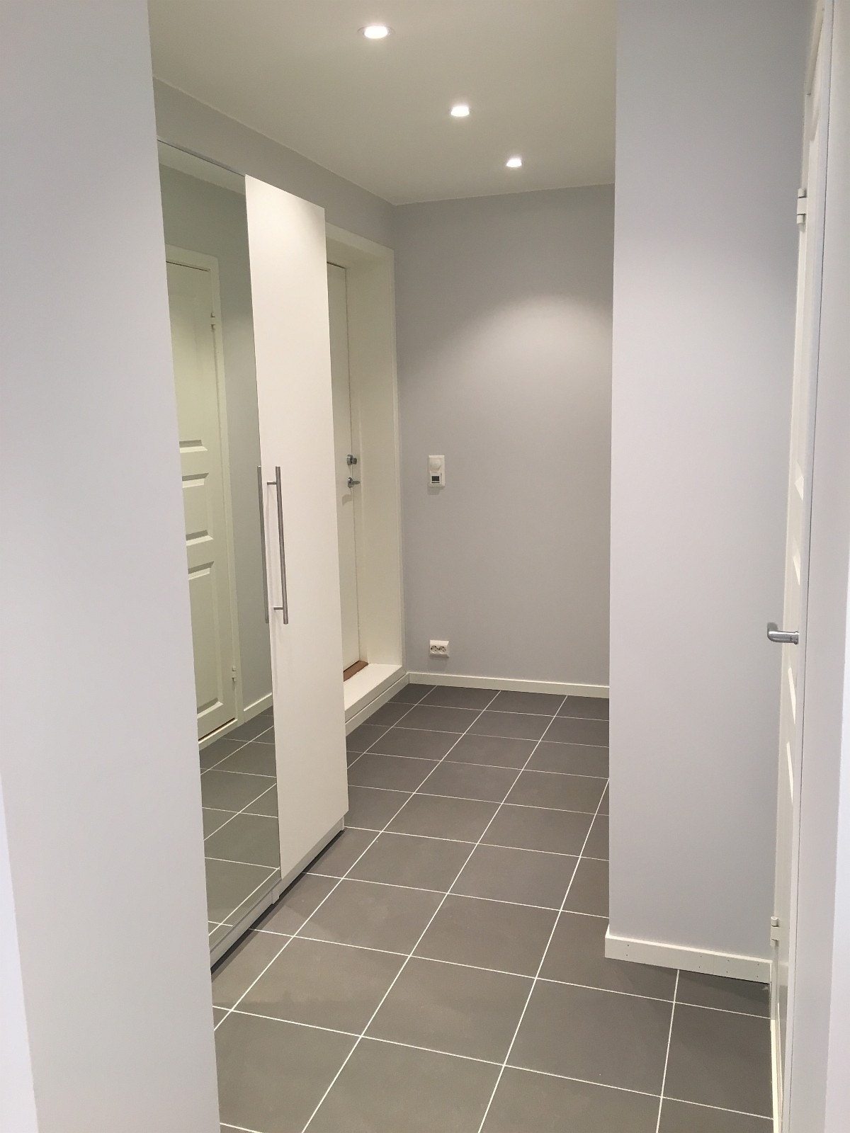 Gangen m/fliser og varmekabler. Galleribilde