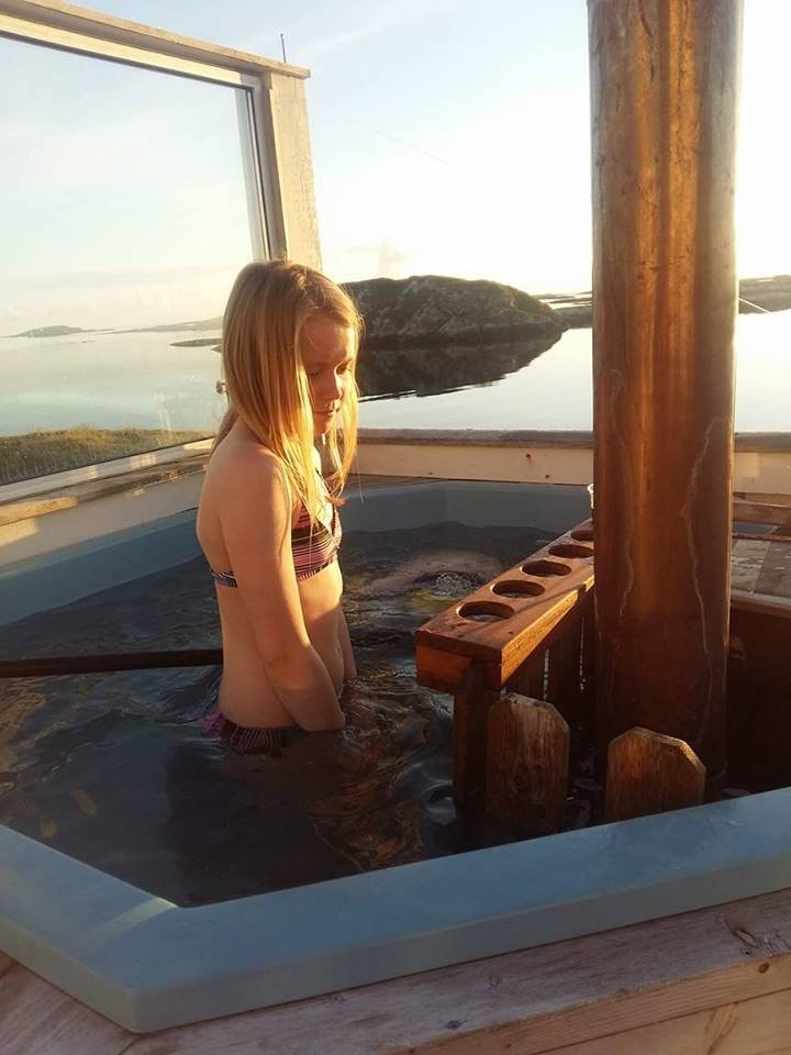 Kos i stampen på terassen Galleribilde