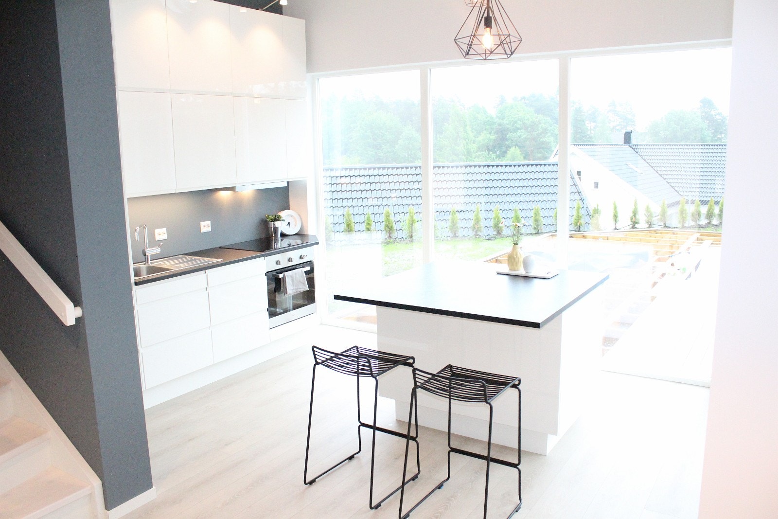 Romslig kjøkken med direkte utgang til terrassen. Galleribilde