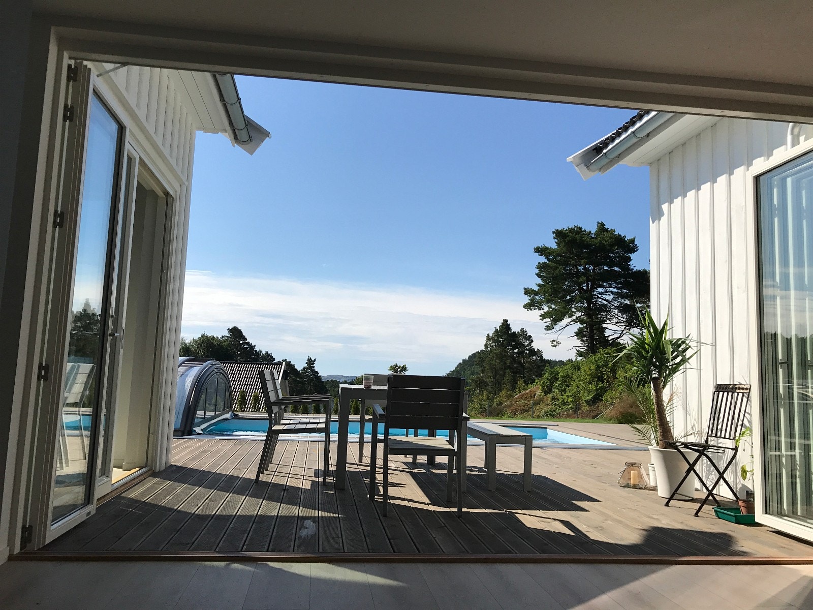 Med foldedøren åpen går den lune kroken i ett med innearealene! Galleribilde