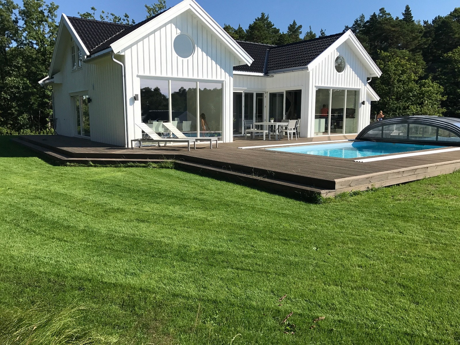 Store, usjenerte utearealer. Flott bassengområde! Galleribilde