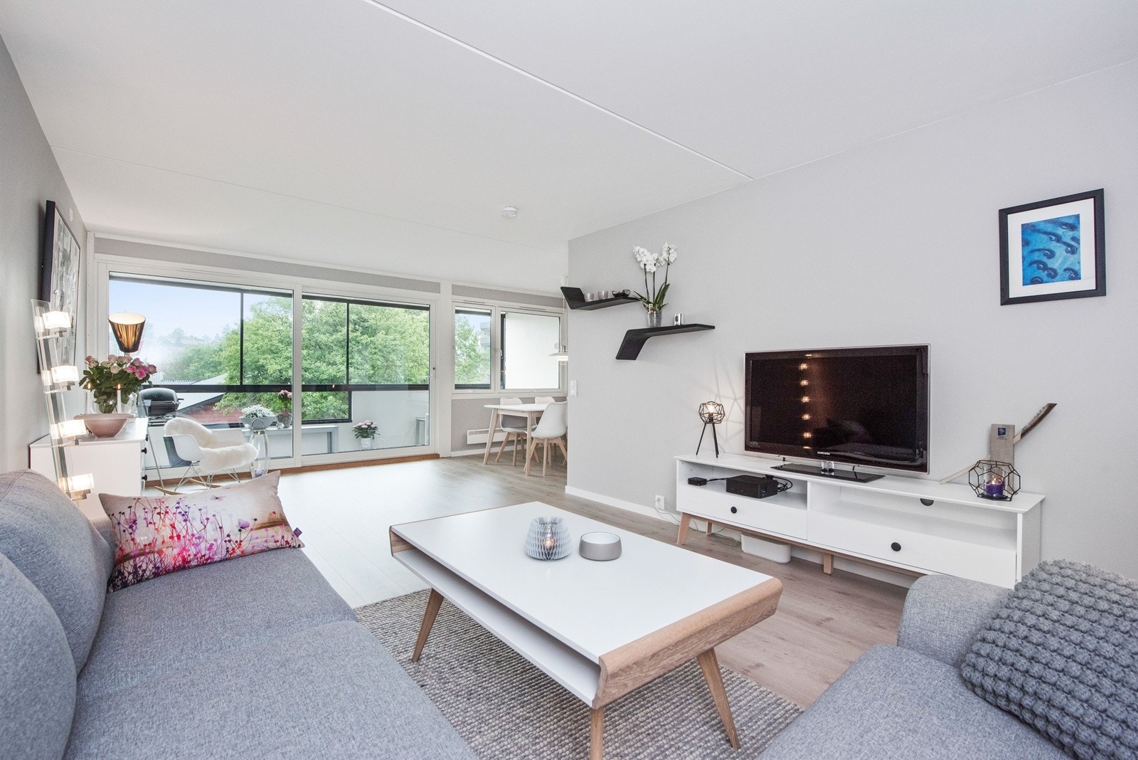 Lys og romslig stue Galleribilde