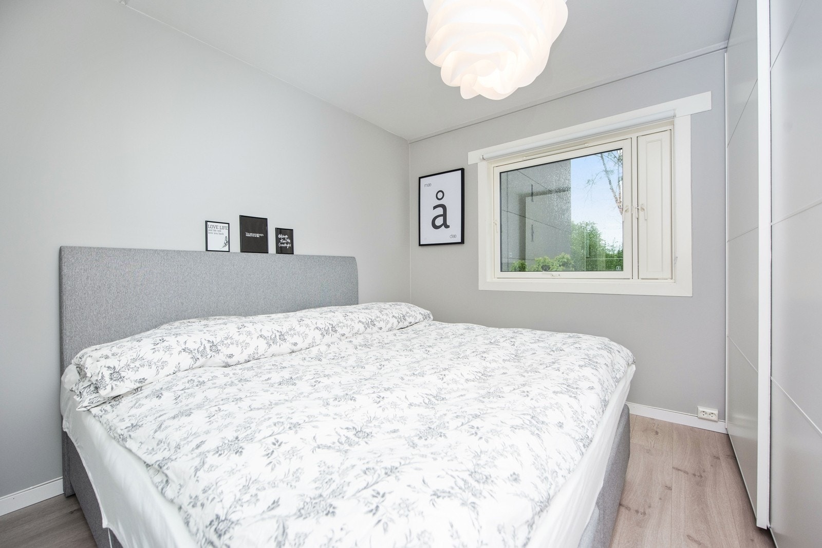 Hovedsoverom som har godt med skapplass Galleribilde