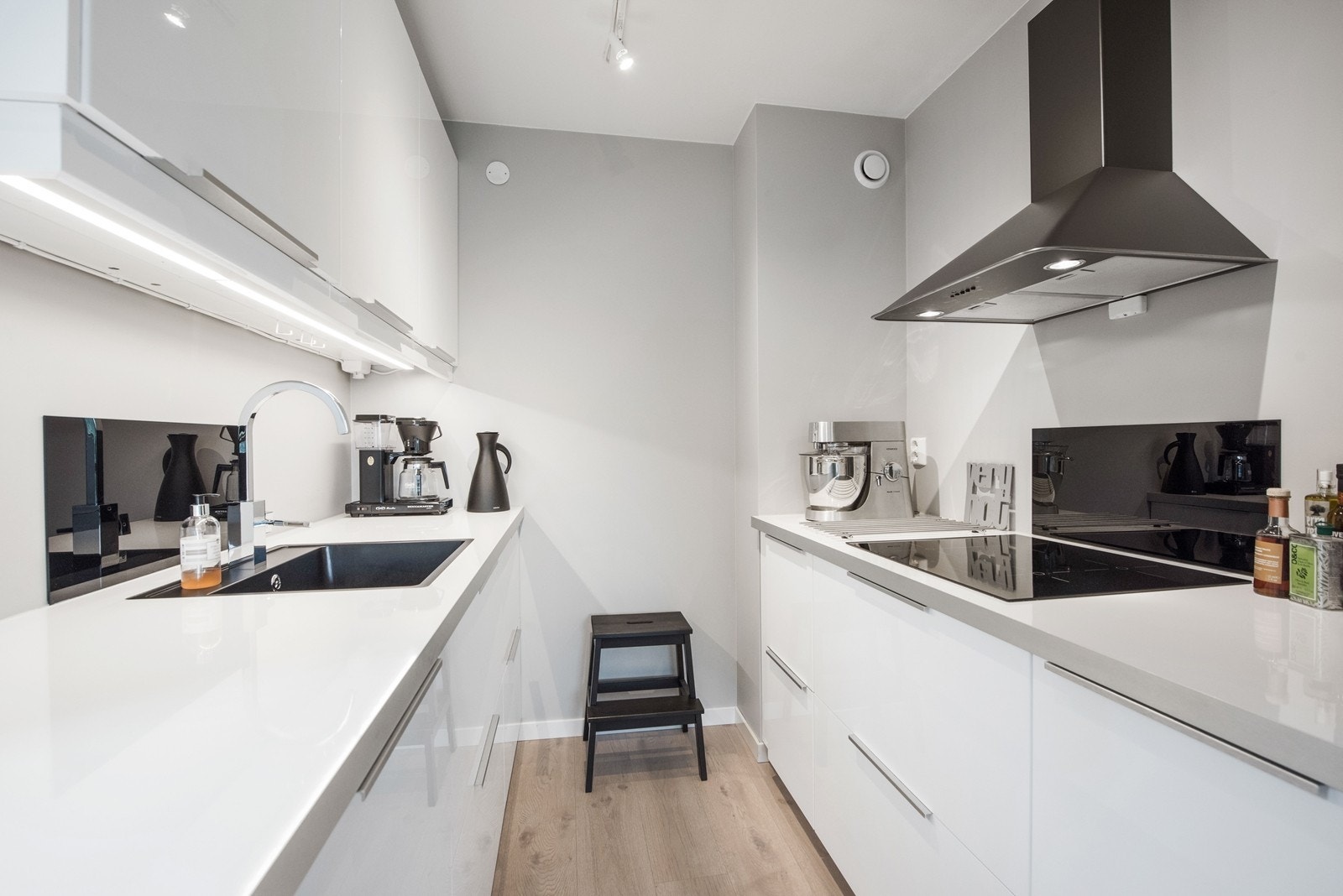 Flott oppusset kjøkken som har integrerte hvitevarer Galleribilde